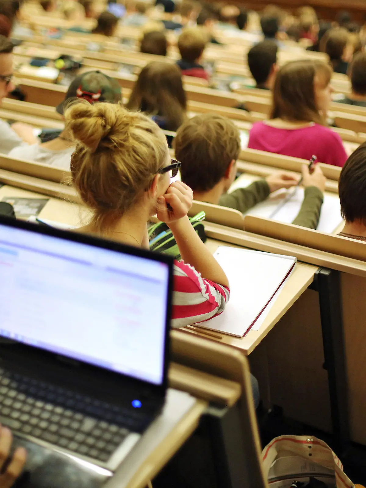 Studenten der Wirtschaftswissenschaften sitzen am 15.10.2014 in einer Vorlesung an der Universität Leipzig (Sachsen). An Sachsens Universitäten und Hochschulen haben sich zum Wintersemester 2014/2015 bisher mehr als 18 500 Studienanfänger immatrikuliert. Die sächsischen Hochschulen sind auch bei Westdeutschen und Ausländern (zum Beispiel aus China) beliebt, wie die hohen Einschreibezahlen belegen. Foto: Jan Woitas/dpa +++(c) dpa - Bildfunk+++
