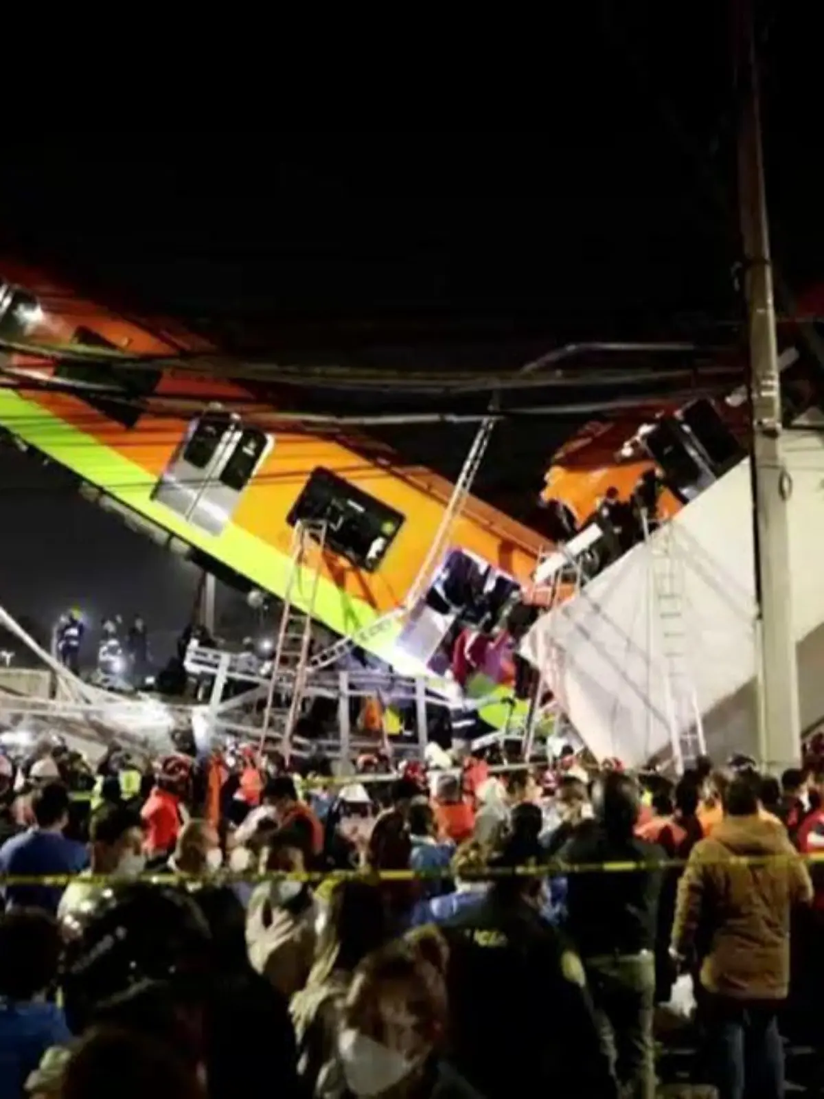 Bilder der Unfallstelle: In der Nacht auf Dienstag ist eine Metro-Brücke in Mexiko Stadt zusammengebrochen.