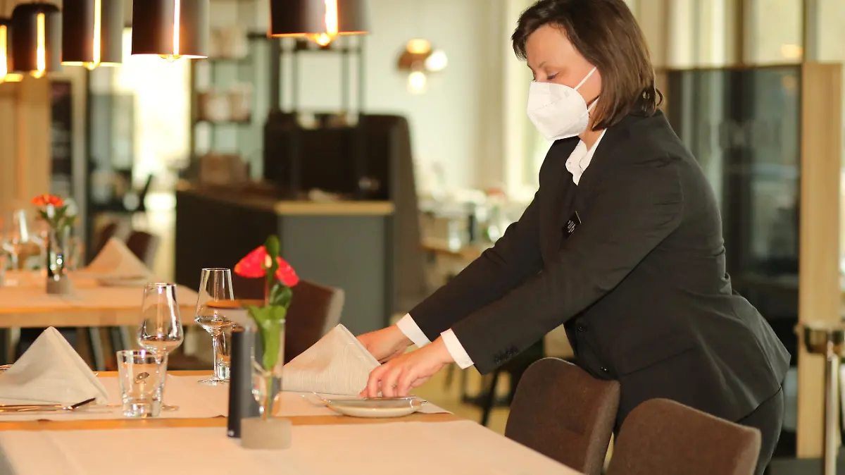 Im Hotel Freiwerk wird das Restaurant vor der Eröffnung eingedeckt. Im Rahmen eines Modellversuches öffnen die Ritter von Kempski Privathotels als Hotelgruppe die ersten beiden Hotels.