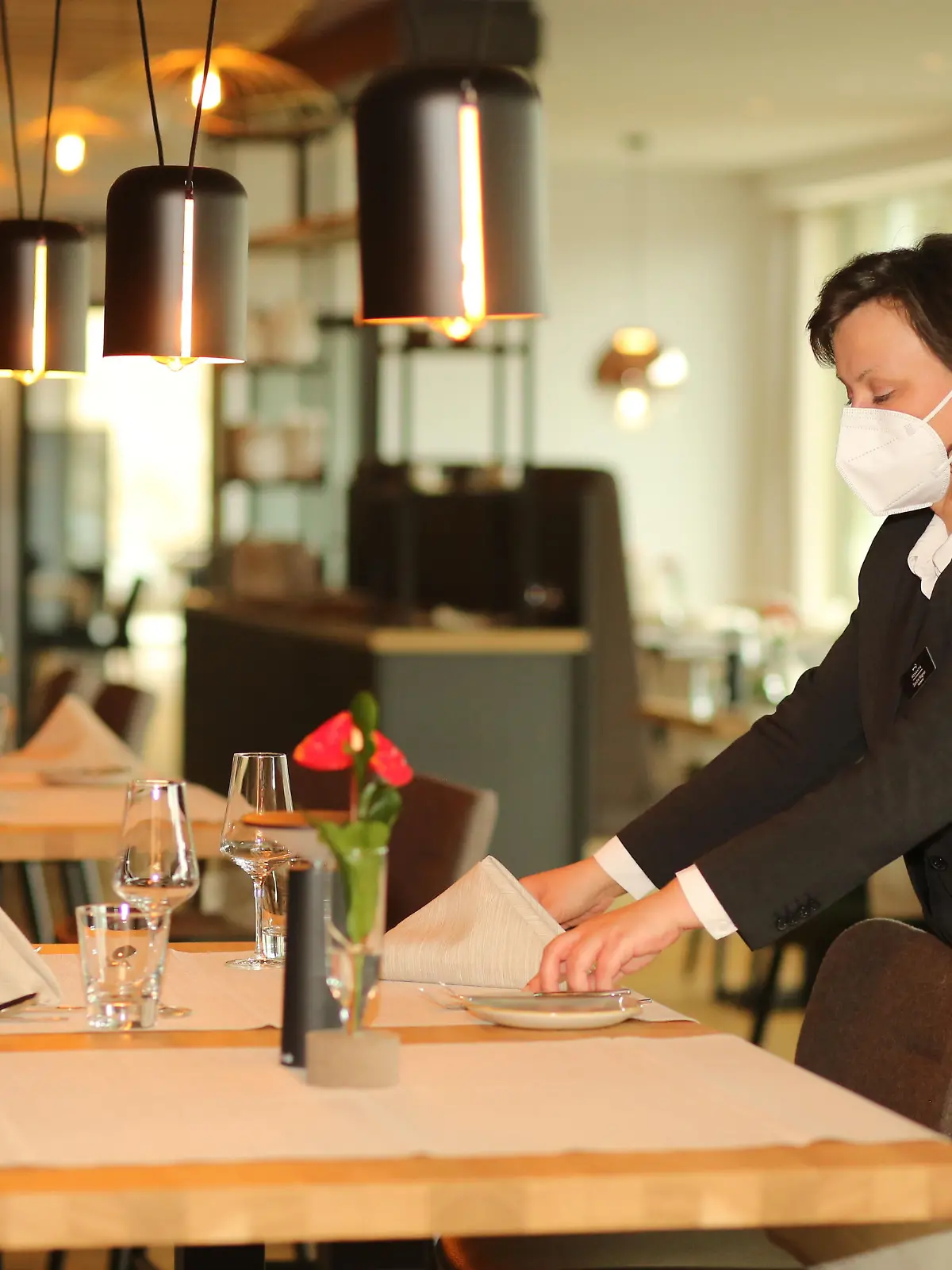 Im Hotel Freiwerk wird das Restaurant vor der Eröffnung eingedeckt. Im Rahmen eines Modellversuches öffnen die Ritter von Kempski Privathotels als Hotelgruppe die ersten beiden Hotels.