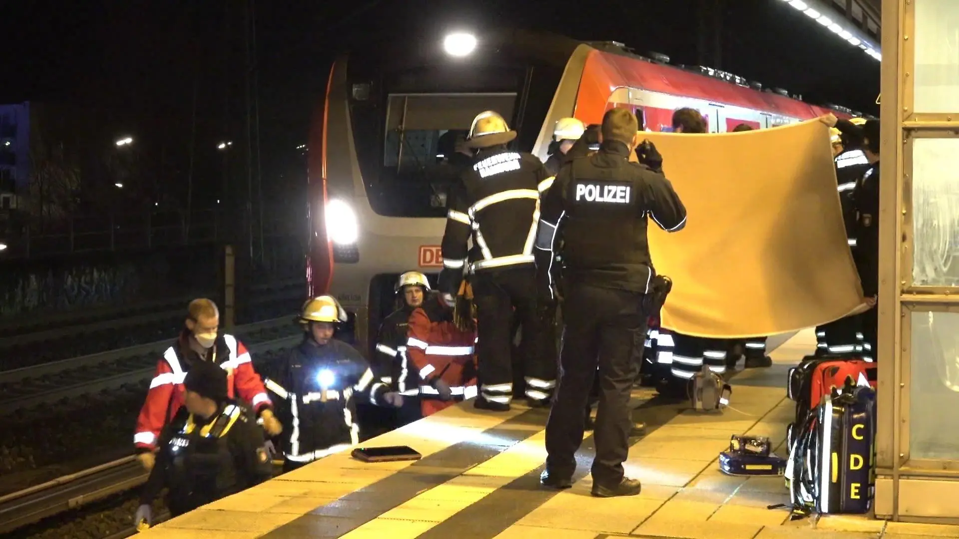 Die Bundespolizei ermittelt, ob die Schwestern gerade ein TikTok Video drehen, als sie vom Zug erfasst werden.