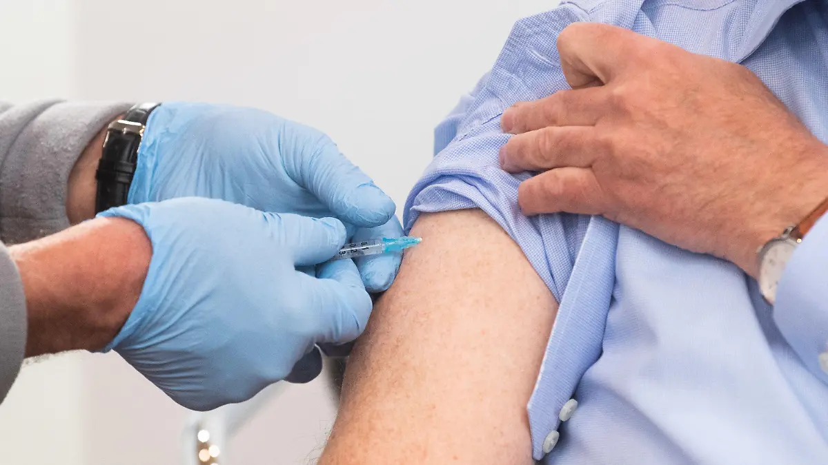 30.04.2021, Niedersachsen, Hannover: Stephan Weil (SPD), Ministerpräsident Niedersachsen, wird bei seinem seinem Impftermin im Impfzentrum auf dem Messgelände Hannover mit dem Impfstoff AstraZeneca gegen das Corona-Virus geimpft. Foto: Julian Stratenschulte/dpa +++ dpa-Bildfunk +++