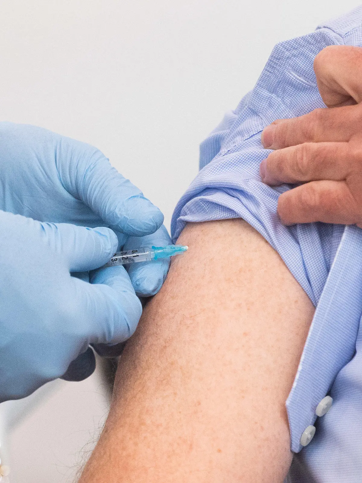 30.04.2021, Niedersachsen, Hannover: Stephan Weil (SPD), Ministerpräsident Niedersachsen, wird bei seinem seinem Impftermin im Impfzentrum auf dem Messgelände Hannover mit dem Impfstoff AstraZeneca gegen das Corona-Virus geimpft. Foto: Julian Stratenschulte/dpa +++ dpa-Bildfunk +++