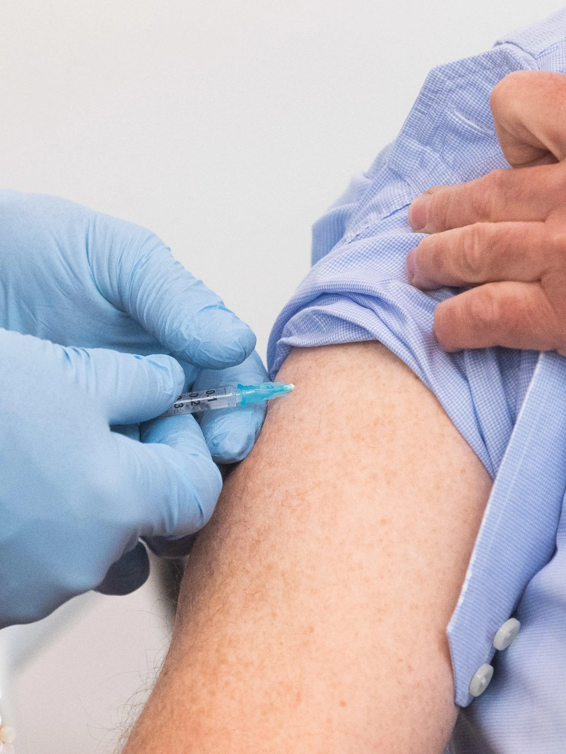 30.04.2021, Niedersachsen, Hannover: Stephan Weil (SPD), Ministerpräsident Niedersachsen, wird bei seinem seinem Impftermin im Impfzentrum auf dem Messgelände Hannover mit dem Impfstoff AstraZeneca gegen das Corona-Virus geimpft. Foto: Julian Stratenschulte/dpa +++ dpa-Bildfunk +++