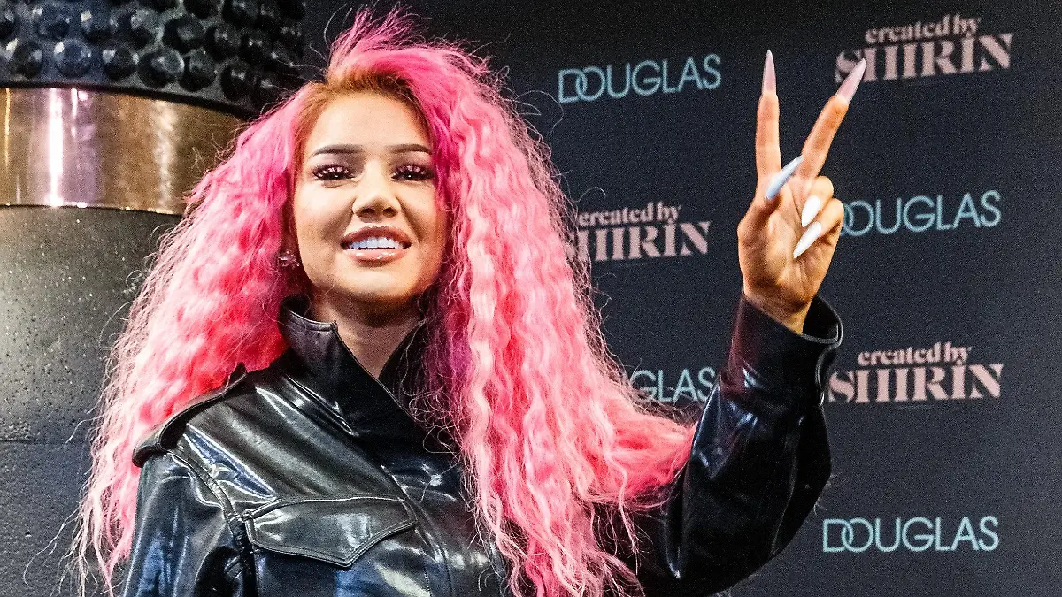 ARCHIV - 12.02.2020, Hamburg: Shirin David, deutsche YouTuberin, Sängerin und Rapperin, steht während der Präsentation des von ihr kreierten Eau de Parfums ·Created by Shirin· auf der Bühne eines Einkaufszentrums. 2019 landete mit «Supersize» von Shirin David dann erstmals ein Soloalbum einer deutschen Rapperin auf Platz 1 der Charts. (zu dpa "Bitches, Beats, Feminismus - Wie Frauen den Deutschrap erobern") Foto: Markus Scholz/dpa +++ dpa-Bildfunk +++