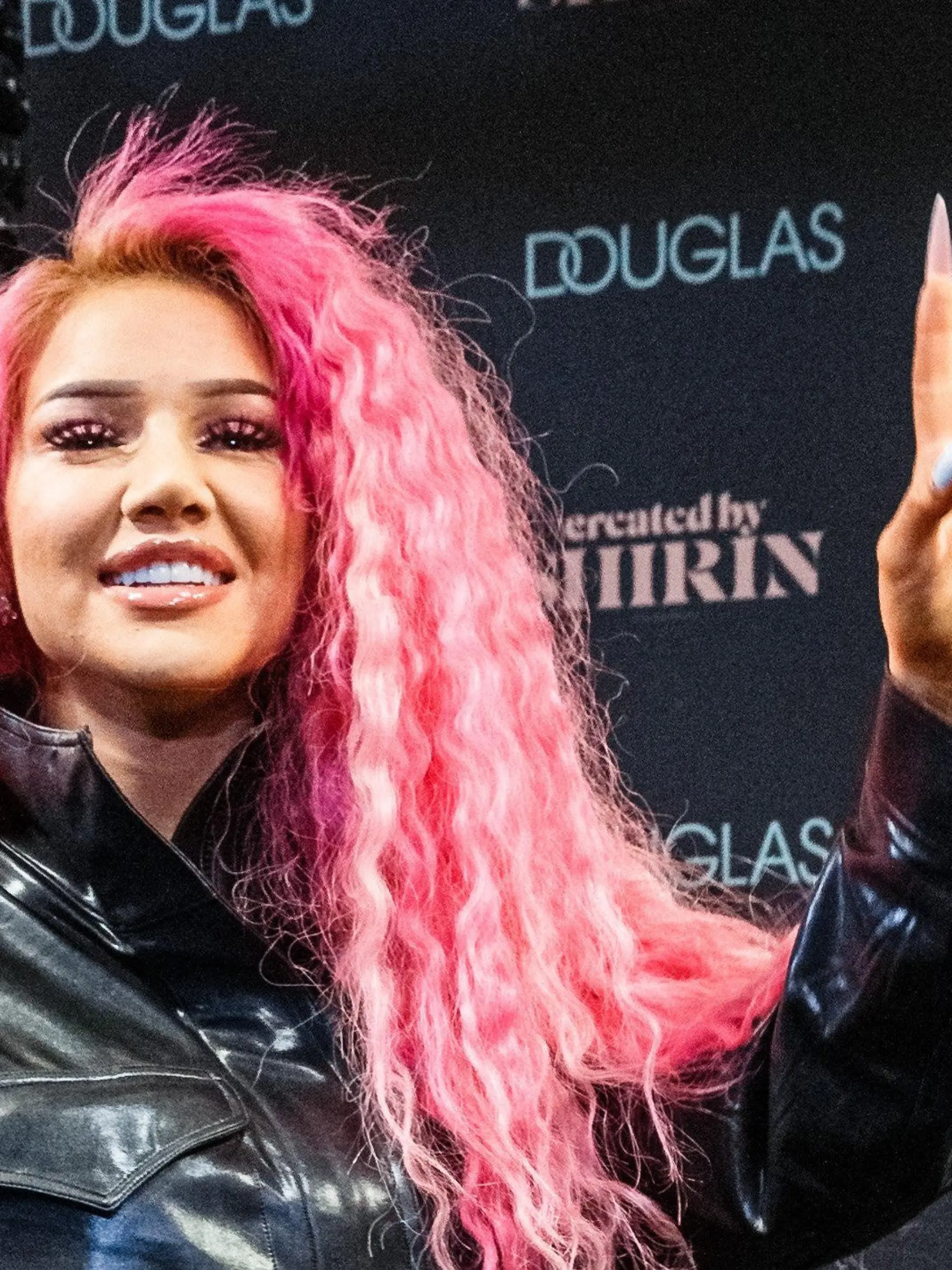 ARCHIV - 12.02.2020, Hamburg: Shirin David, deutsche YouTuberin, Sängerin und Rapperin, steht während der Präsentation des von ihr kreierten Eau de Parfums ·Created by Shirin· auf der Bühne eines Einkaufszentrums. 2019 landete mit «Supersize» von Shirin David dann erstmals ein Soloalbum einer deutschen Rapperin auf Platz 1 der Charts. (zu dpa "Bitches, Beats, Feminismus - Wie Frauen den Deutschrap erobern") Foto: Markus Scholz/dpa +++ dpa-Bildfunk +++
