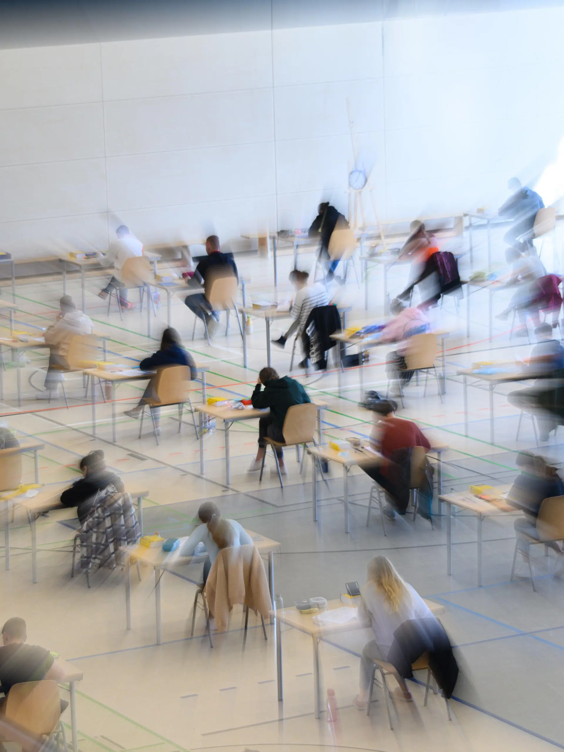 30.04.2021, Sachsen, Dresden: Mit weitem Abstand sitzen Schüler des Gymnasiums Bürgerwiese zur Abiturprüfung in Deutsch an ihren Tischen in der Sporthalle. Foto: Robert Michael/dpa-Zentralbild/dpa +++ dpa-Bildfunk +++