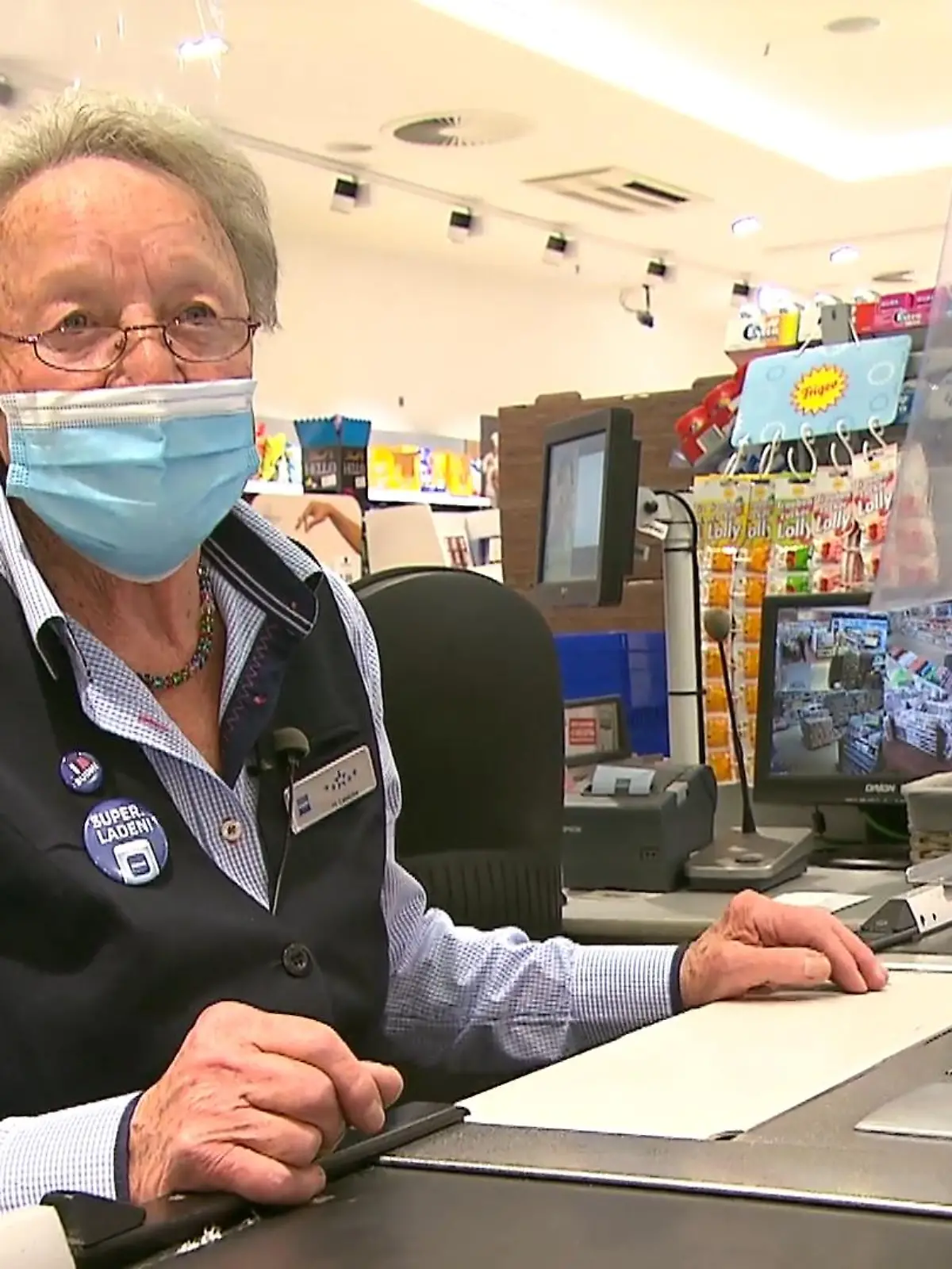 Hannelore Labitzke ist 85 Jahre alt, seit 15 Jahren könnte sie in Rente sein. Doch nicht mit ihr! Jeden Donnerstag sitzt sie deshalb an der Budni-Kasse in Hamburg-Poppenbüttel - zur Freude ihrer Kundinnen und Kunden. Warum sie noch lange nicht ans Aufhören denkt, erklärt sie uns im Video!