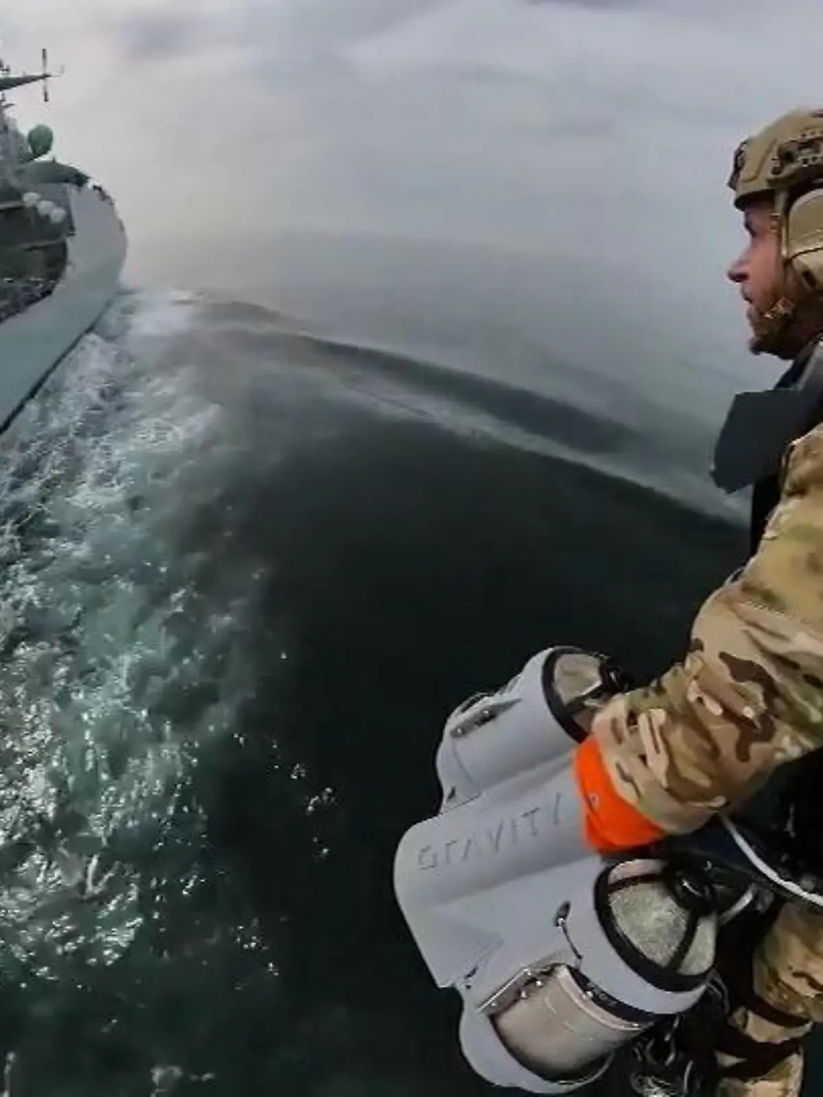 Bild zu: "Soldat fliegt wie Superman übers Meer "