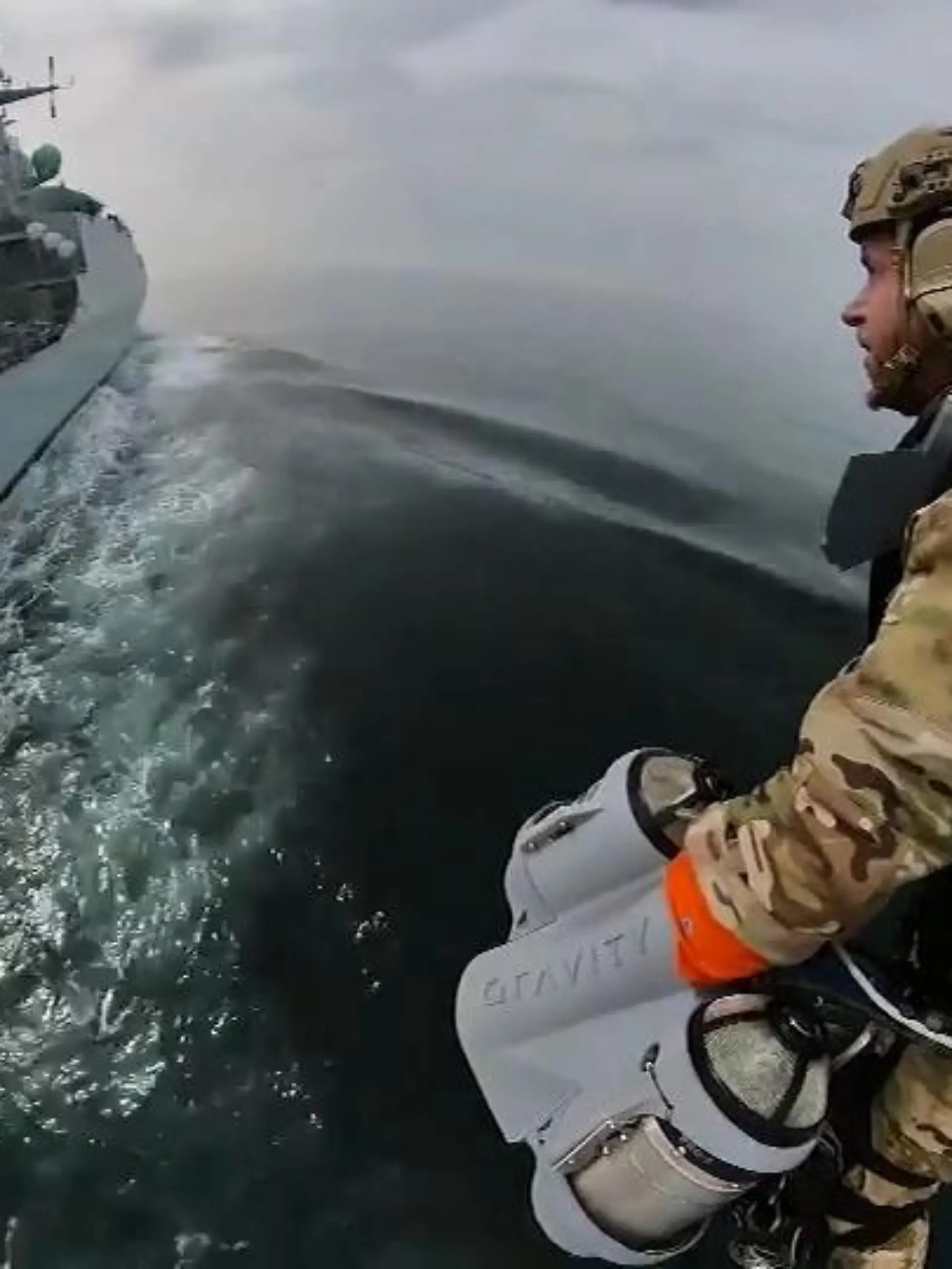 Bild zu: "Soldat fliegt wie Superman übers Meer "