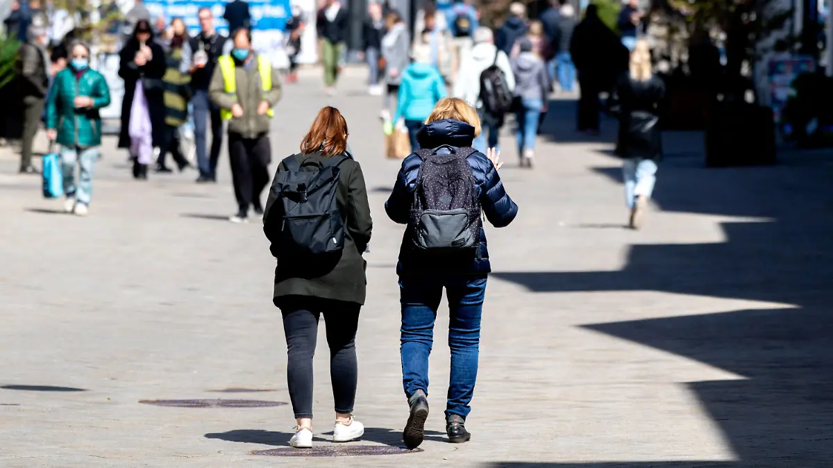 24.04.2021, Niedersachsen, Oldenburg: Zwei Frauen gehen durch die Lange Straße in der Innenstadt. Das ifo Institut veröffentlicht am 26.04.2021 seinen monatlichen Geschäftsklimaindex. Rund 7000 Unternehmen beurteilen dafür ihre gegenwärtige Geschäftslage und die Erwartungen für die nächsten sechs Monate. Foto: Hauke-Christian Dittrich/dpa +++ dpa-Bildfunk +++