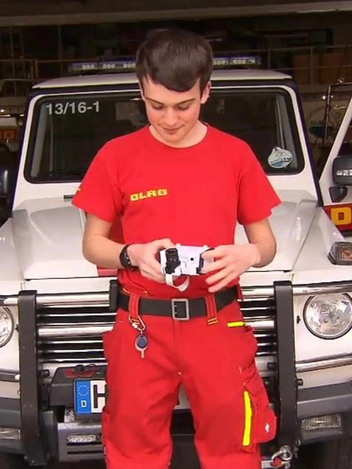 Bei einem Unfall zählt jede Sekunde. Und trotzdem hört man immer wieder von Rettungskräften, dass sie nicht rechtzeitig am Unfallort eintreffen konnten, weil keine Rettungsgasse gebildet wurde. Die Nachverfolgung ist oft schwierig, da keine Zeit bleibt, die Kennzeichen der Blockierer zu notieren. Der 17-jährige David Weiß aus Lampertheim ist seit einem Jahr Mitglied beim DLRG in Lampertheim und hat viele Rettungsgassenblockierer erlebt. Jetzt hat er die Emergency Lane Camera entwickelt, die Autokennzeichen automatisch erfasst.