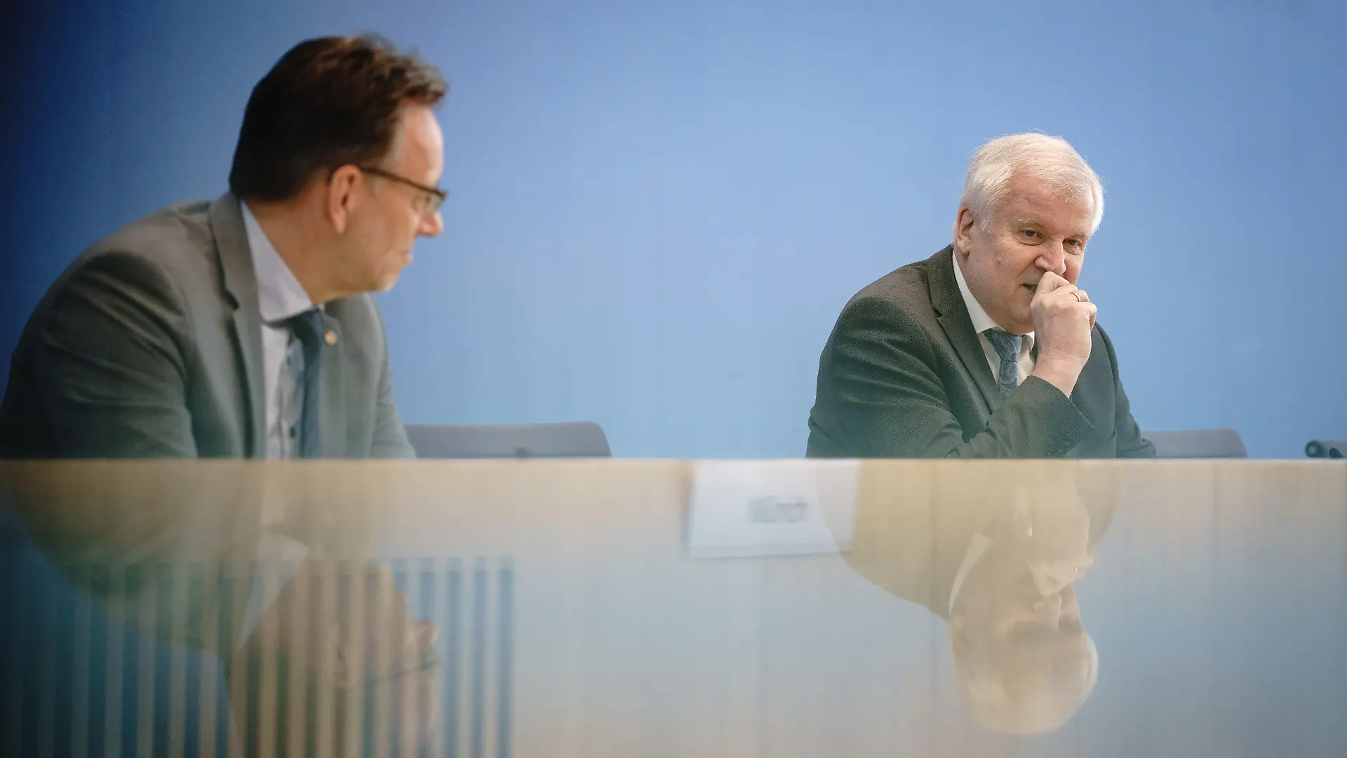 04.05.2021, Berlin: Horst Seehofer (r, CSU), Bundesminister des Innern, für Bau und Heimat, und Holger Münch, Präsident des Bundeskriminalamtes (BKA), stellen in der Bundespressekonferenz die Fallzahlen politisch motivierter Kriminalität für das Jahr 2020 vor. Foto: Kay Nietfeld/dpa +++ dpa-Bildfunk +++