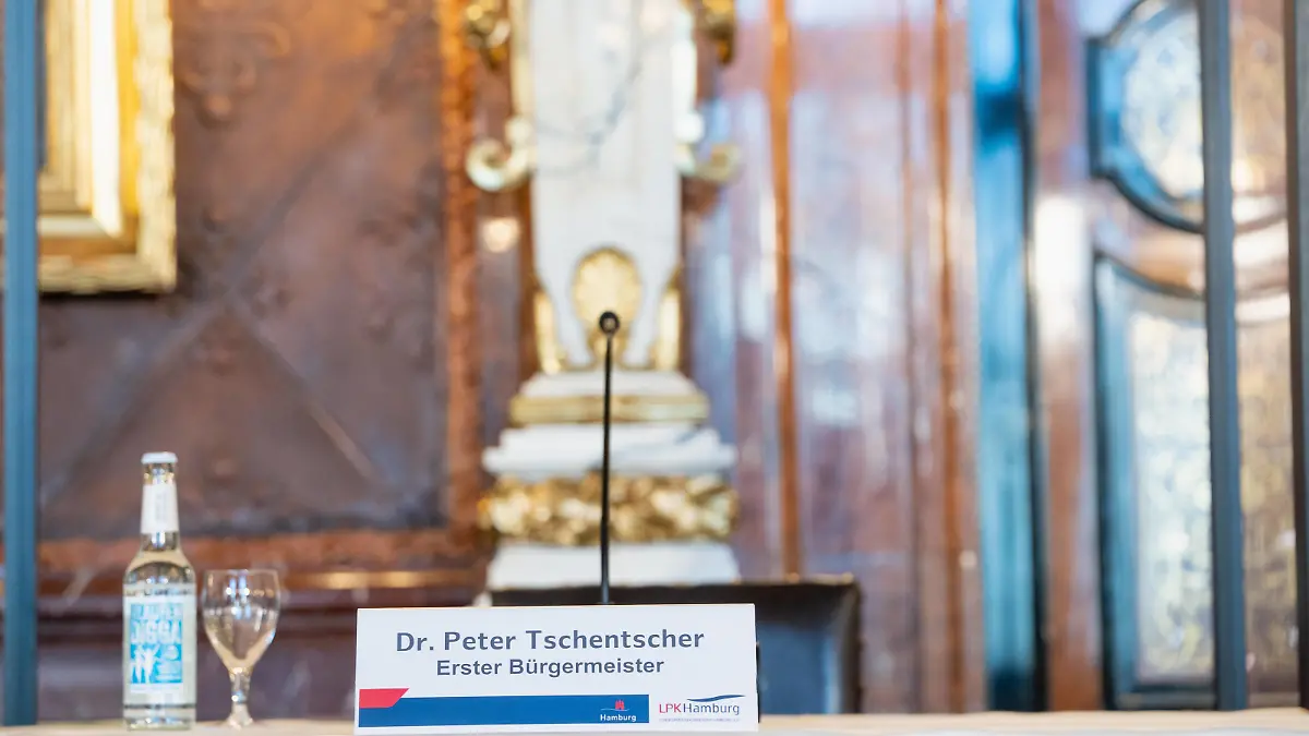 Hamburger Senat kündigt nächtliche Ausgangsbeschränkungen für Hamburg an - Pressekonferenz im Rathaus - Senat beschließt zusätzliche Maßnahmen zur Eindämmung der Coronavirus-Verbreitung in Hamburg - Erster Bürgermeister Dr. Peter Tschentscher -Hamburger Senat kündigt nächtliche Ausgangsbeschränkungen für Hamburg an - Pressekonferenz im Rathaus - Senat beschließt zusätzliche Maßnahmen zur Eindämmung der Coronavirus-Verbreitung in Hamburg - Erster Bürgermeister Dr. Peter Tschentscher -, Hamburg Hamburg Deutschland Rathaus *** Hamburg Senate announces night-time curfews for Hamburg Press conference at City Hall Senate decides on additional measures to contain the spread of Coronavirus in Hamburg First Mayor Dr Peter Tschents