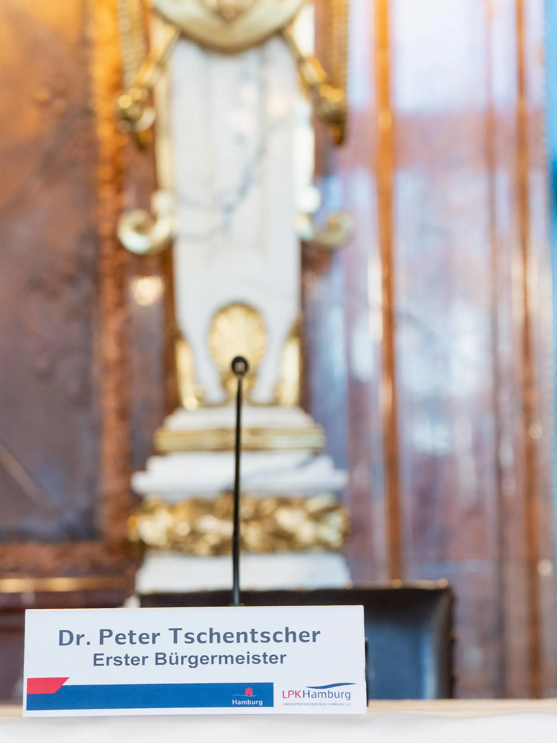  Hamburger Senat kündigt nächtliche Ausgangsbeschränkungen für Hamburg an - Pressekonferenz im Rathaus - Senat beschließt zusätzliche Maßnahmen zur Eindämmung der Coronavirus-Verbreitung in Hamburg - Erster Bürgermeister Dr. Peter Tschentscher -Hamburger Senat kündigt nächtliche Ausgangsbeschränkungen für Hamburg an - Pressekonferenz im Rathaus - Senat beschließt zusätzliche Maßnahmen zur Eindämmung der Coronavirus-Verbreitung in Hamburg - Erster Bürgermeister Dr. Peter Tschentscher -, Hamburg Hamburg Deutschland Rathaus *** Hamburg Senate announces night-time curfews for Hamburg Press conference at City Hall Senate decides on additional measures to contain the spread of Coronavirus in Hamburg First Mayor Dr Peter Tschents