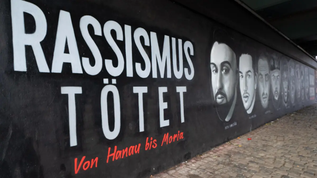 Deutschland - Frankfurt - 17.02.2021 / Anschlag in Hanau 2020 / Unter der Friedensbrücke in Frankfurt erinnert ein 27 Meter langes Gedenk- Graffiti an die Opfer des Attentats in Hanau am 19. Februar 2020. / Rassismus tötet - Niemals Vergessen Anschlag in Hanau 2020 *** Germany Frankfurt 17 02 2021 Attack in Hanau 2020 Under the Friedensbrücke in Frankfurt a 27 meter long memorial graffiti remembers the victims of the attack in Hanau on 19 February 2020 Racism Kills Never Forget Attack in Hanau 2020