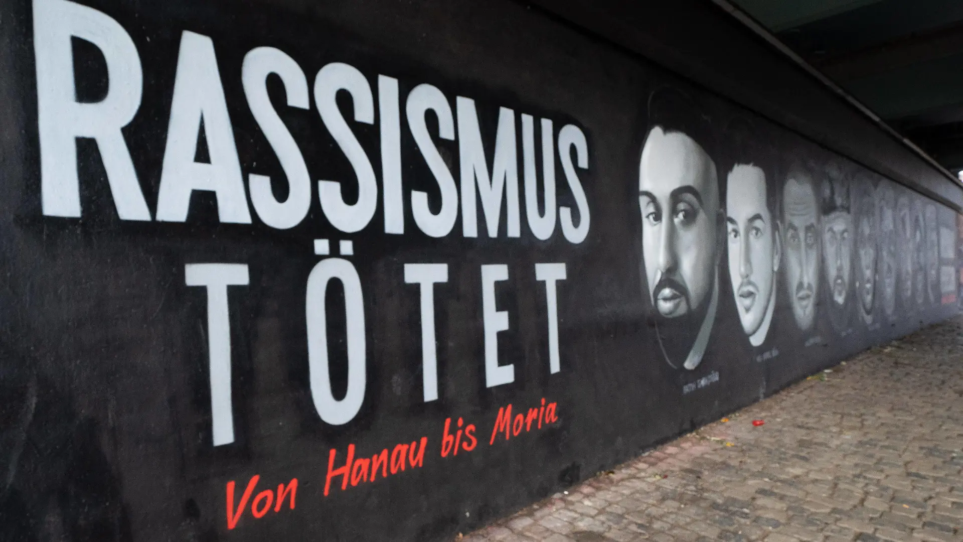 Deutschland - Frankfurt - 17.02.2021 / Anschlag in Hanau 2020 / Unter der Friedensbrücke in Frankfurt erinnert ein 27 Meter langes Gedenk- Graffiti an die Opfer des Attentats in Hanau am 19. Februar 2020. / Rassismus tötet - Niemals Vergessen Anschlag in Hanau 2020 *** Germany Frankfurt 17 02 2021 Attack in Hanau 2020 Under the Friedensbrücke in Frankfurt a 27 meter long memorial graffiti remembers the victims of the attack in Hanau on 19 February 2020 Racism Kills Never Forget Attack in Hanau 2020 