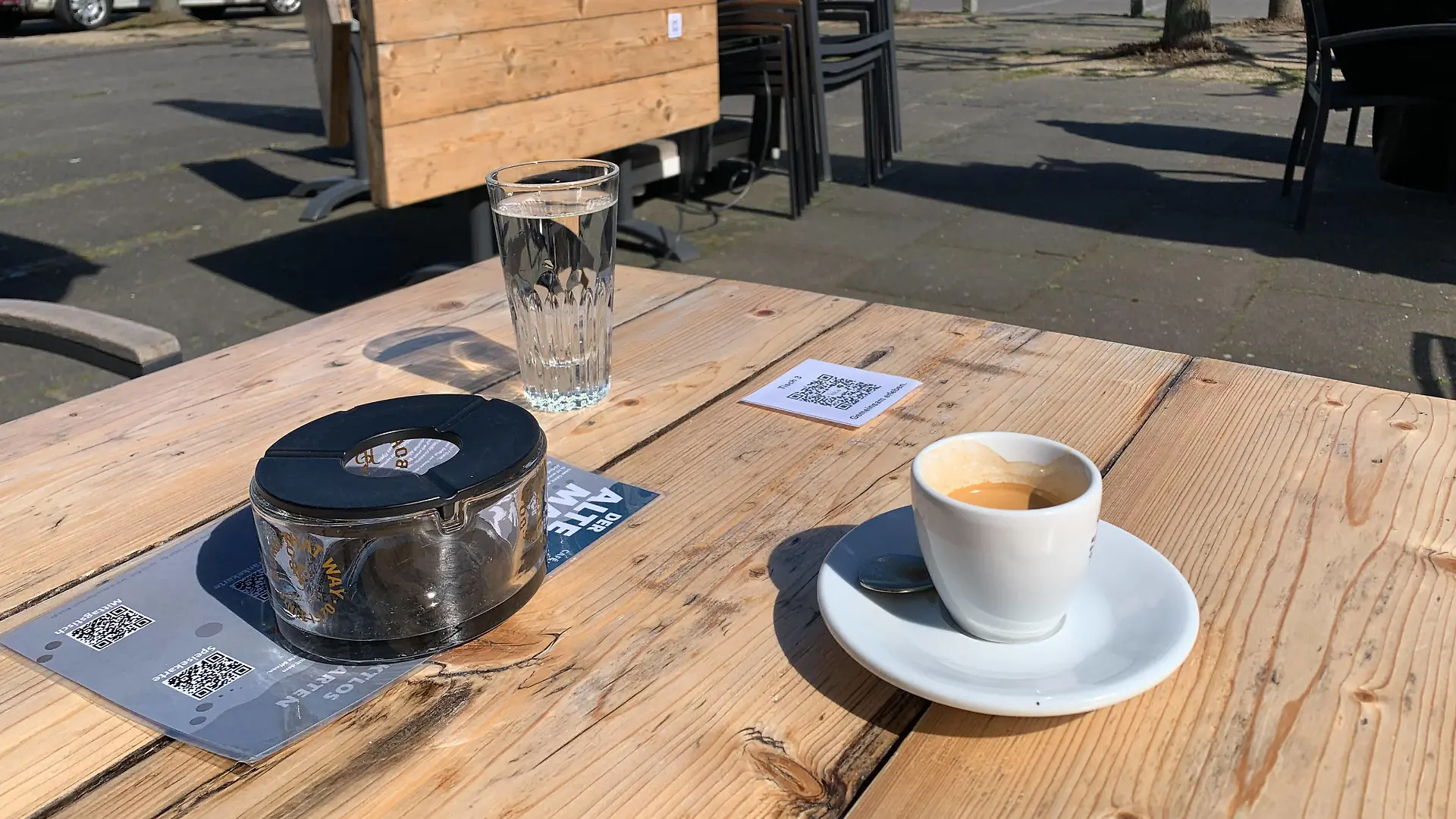 QR-Code auf einem Tisch eines Straßencafes in Kiel zur Registrierung per Luca App wegen der Coronarestriktionen *** QR code on a table at a sidewalk cafe in Kiel to register via Luca app because of corona restrictions
