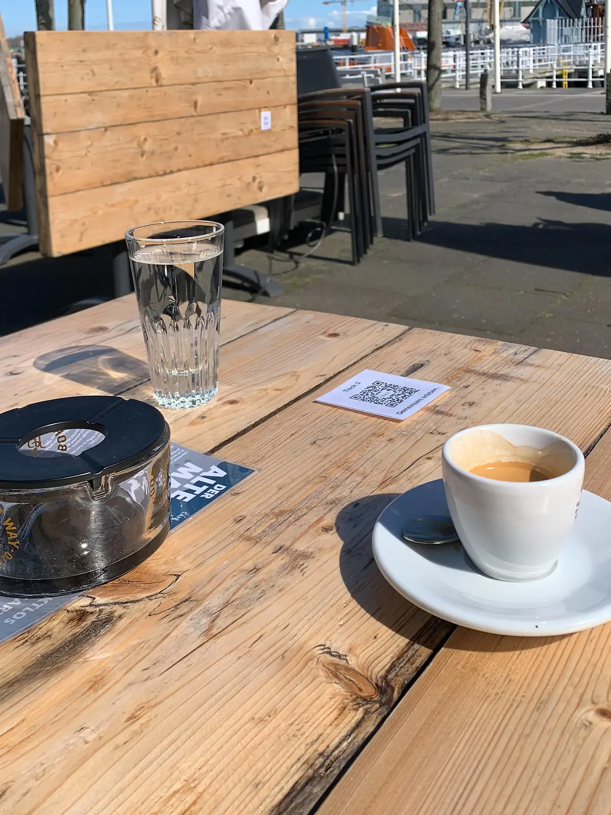  QR-Code auf einem Tisch eines Straßencafes in Kiel zur Registrierung per Luca App wegen der Coronarestriktionen *** QR code on a table at a sidewalk cafe in Kiel to register via Luca app because of corona restrictions