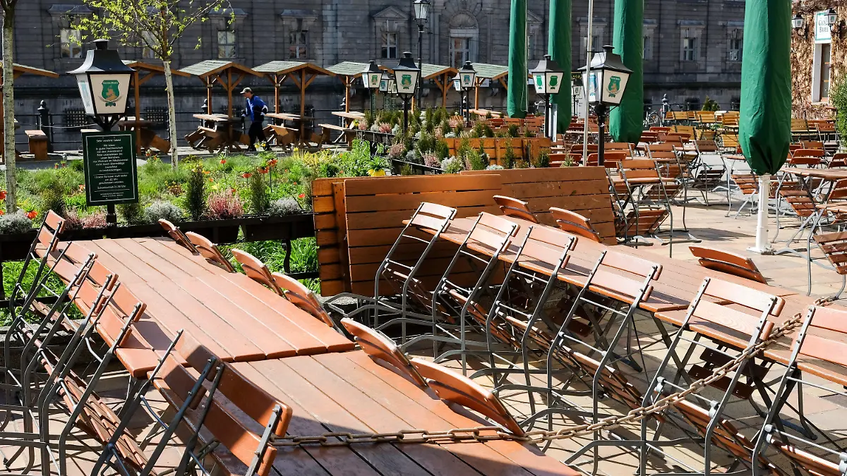 ARCHIV - 06.04.2020, Berlin: Leere Tische und Stühle von geschlossenen Cafes und Restaurants sind im Nikolaiviertel zu sehen. Die Wirtschaftsminister der Länder wollen am Dienstag mit Bundeswirtschaftsminister Altmaier (CDU) über mögliche Lockerungen der Corona-Beschränkungen in der Gastronomie beraten. (Zu dpa "Wirtschaftsminister beraten über Lockerungen für Gastronomie") Foto: Jens Kalaene/dpa-Zentralbild/dpa +++ dpa-Bildfunk +++