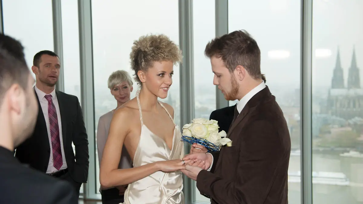 Micki (Joy Lee Juana Abiola-Müller) und Tobias (Patrick Müller) geben sich überglücklich das Ja-Wort.