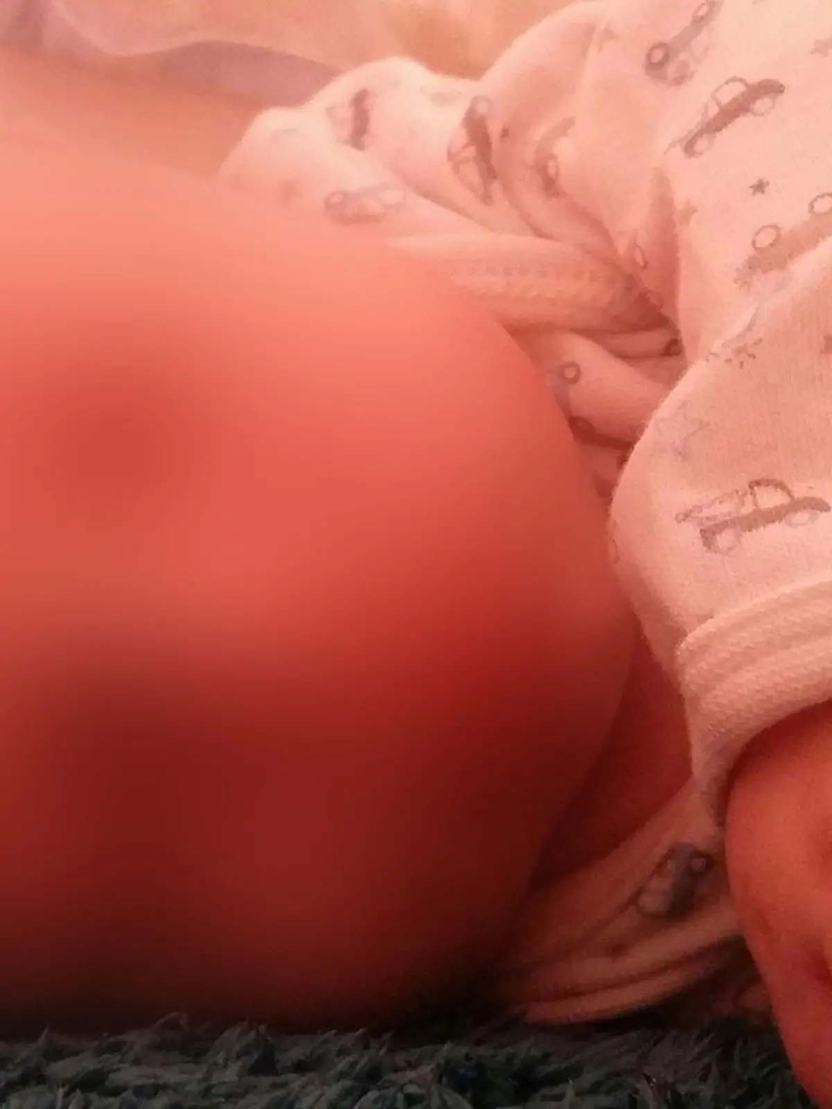 Der kleine durfte nur zwei Jahre alt werden, Der Partner seiner Mutter missbrauchte das Kind über einen längeren Zeitraum, schlug es, tötete es am 10. Juli 2020.
