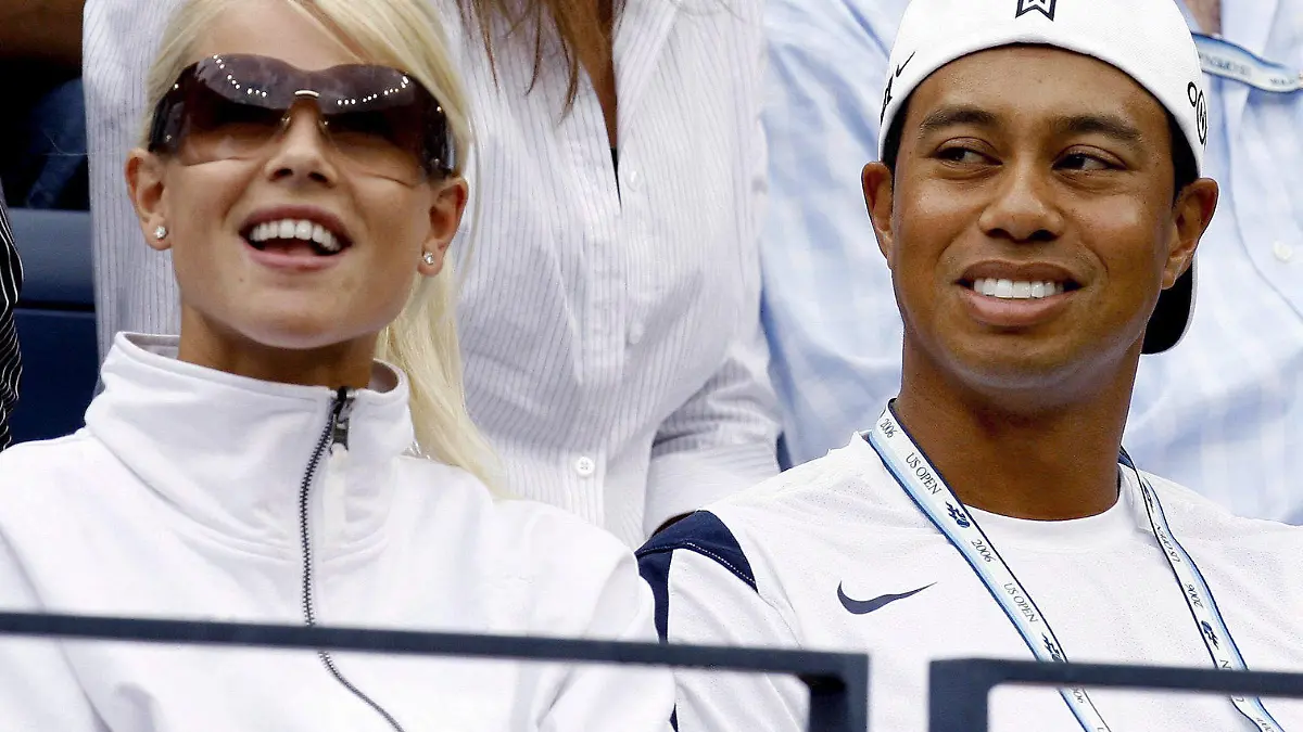 ARCHIV - Der Golfer Tiger Woods (R) und seine Frau Elin Nordergren schauen sich ein Spiel bei den US-Open an (Archivfoto vom 10.09.2006). Golf-Superstar Tiger Woods hat doch noch eine Chance, seine Ehe zu retten. Seine Frau, die Schwedin Elin Nordegren(30), will laut dem «People»-Magazin vor allem wegen ihrer beiden kleinen Kinder die Familie zusammenhalten. EPA/JUSTIN LANE +++(c) dpa - Bildfunk+++