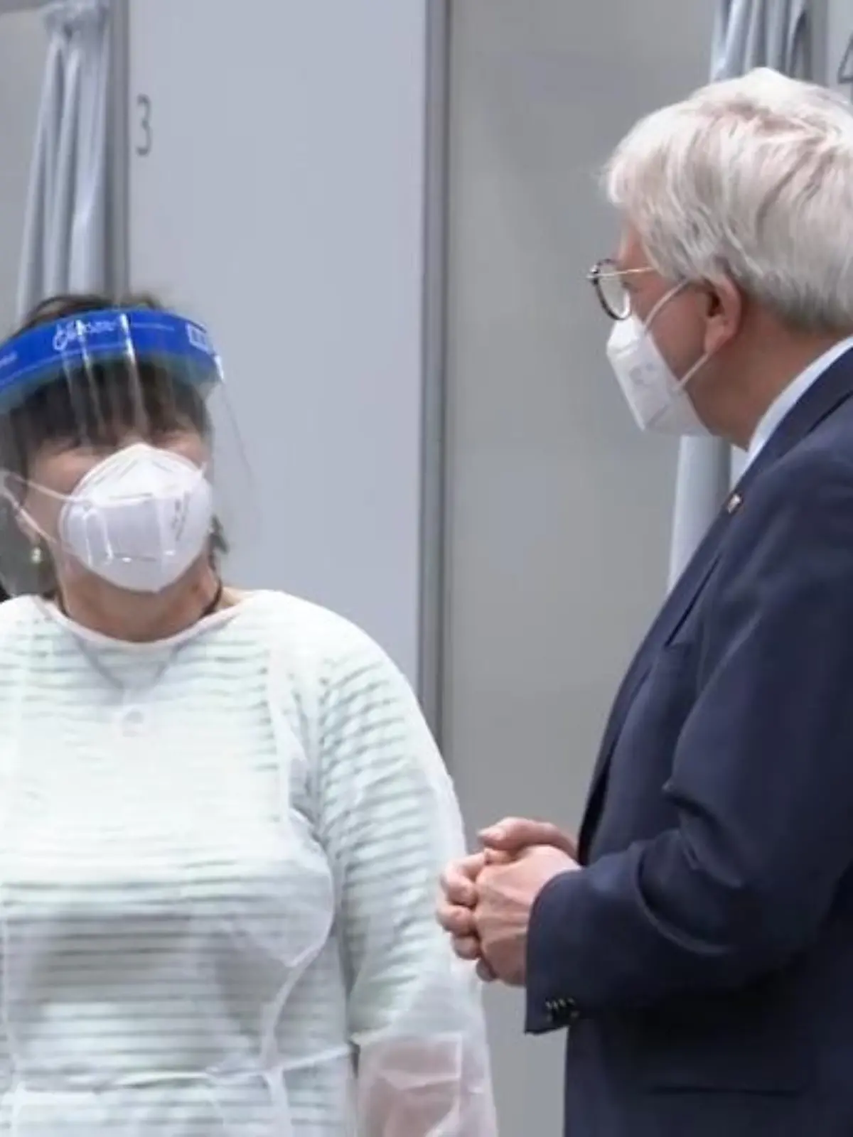 Bis jetzt lag Hessen in Sachen Impfschnelligkeit eher auf den hinteren Plätzen. Doch nun nimmt das Impftempo endlich zu. So dürfen sich auch Hausärzte an der Impfkampagne beteiligen. Und das Land Hessen hat ein Pilotprojekt gestartet. Nachdem in der vergangenen Woche schon die Betriebsärzte der Firma Heraeus in Hanau mit dem Impfen der Mitarbeiter begannen, zog nun auch die Firma Merck in Darmstadt nach. Auch Ministerpräsident Volker Bouffier war vor Ort.