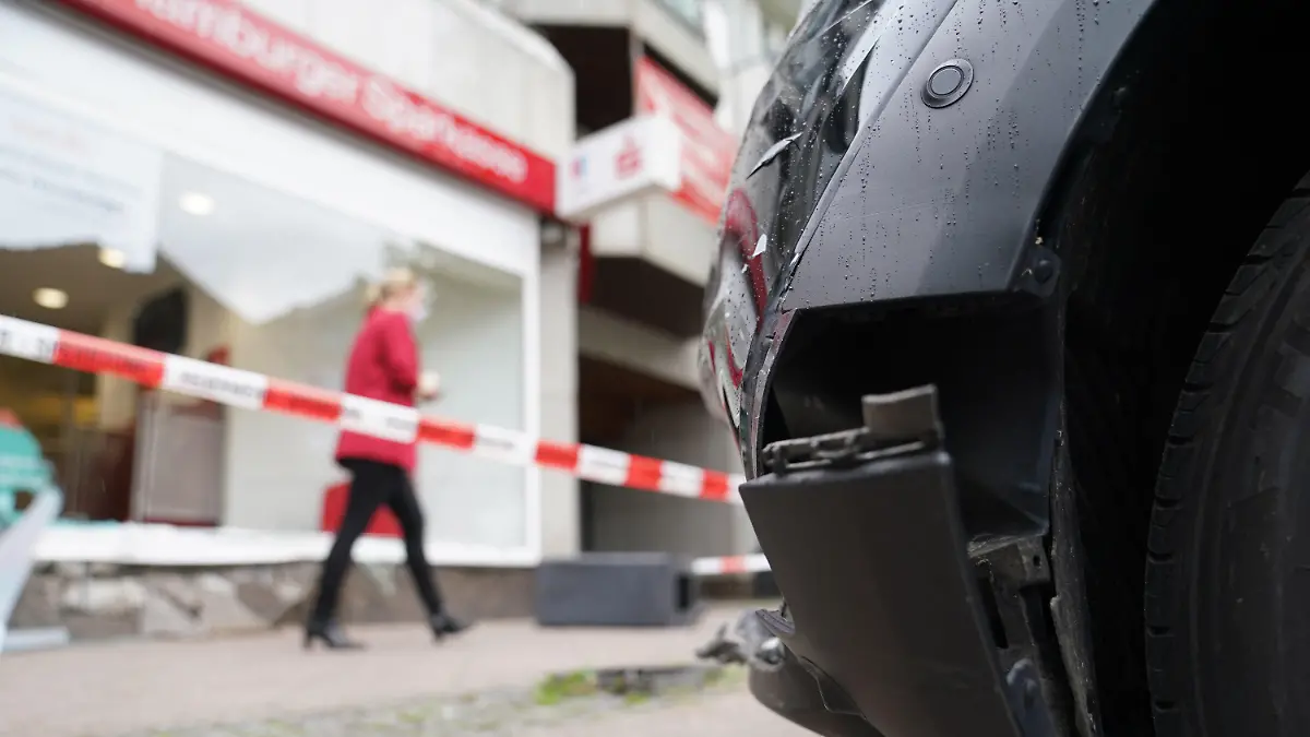04.05.2021, Hamburg: Das Unfallfahrzeug steht vor der zerstörten Schaufensterscheibe einer Haspa-Filiale. In der durch zahlreiche «Schaufenster-Unfälle» bekannten Waitzstraße in Hamburg ist erneut ein Auto in die Scheibe eines Geschäftes gefahren. Am Dienstag hatte eine 73 Jahre alte Frau die Kontrolle über ihren Wagen verloren und war mit dem Fahrzeug gegen das Gebäude mit der Hamburger Sparkasse Haspa geprallt, wie ein Polizeisprecher der Deutschen Presse-Agentur in Hamburg sagte. Foto: Marcus Brandt/dpa +++ dpa-Bildfunk +++