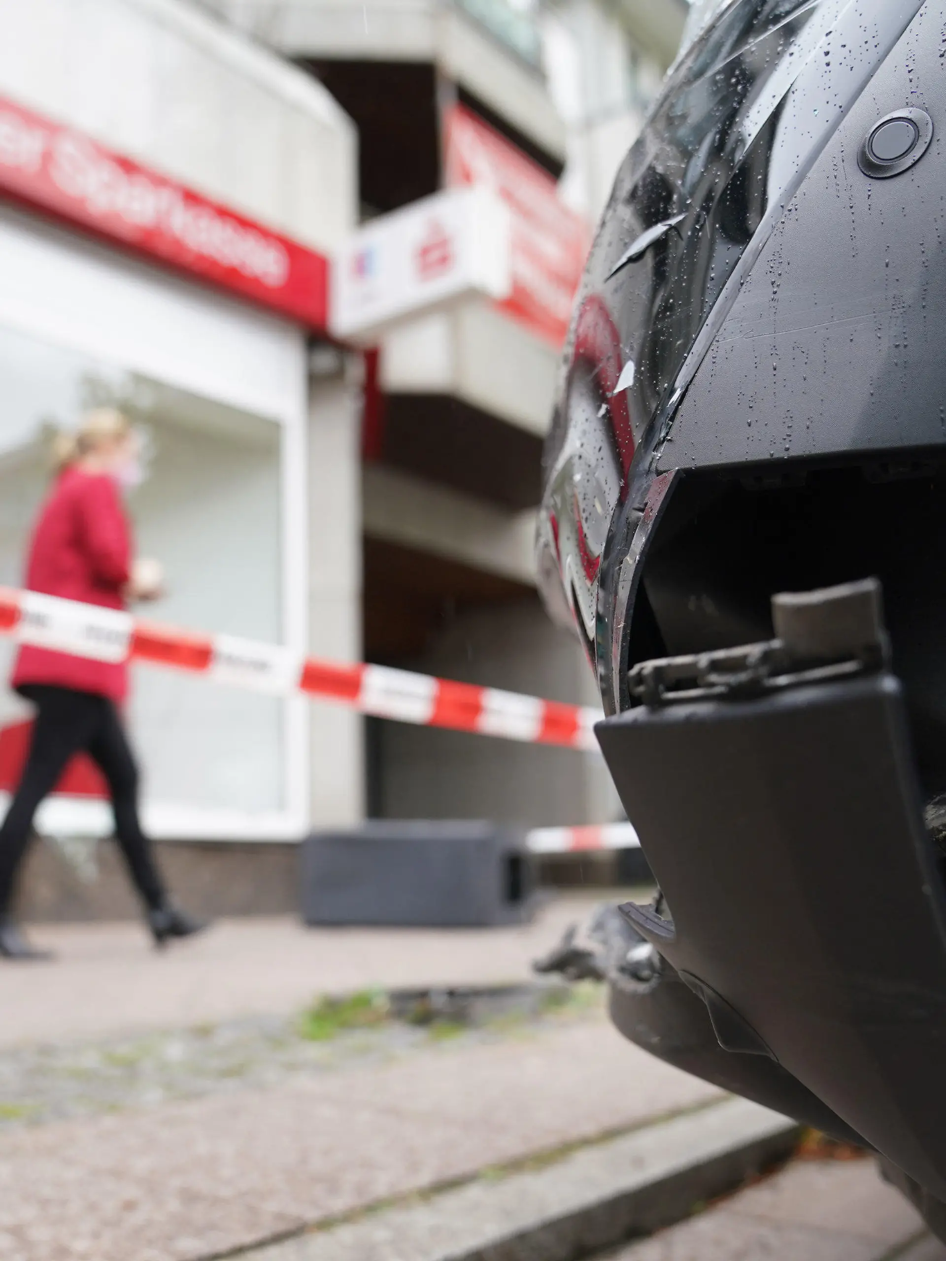 04.05.2021, Hamburg: Das Unfallfahrzeug steht vor der zerstörten Schaufensterscheibe einer Haspa-Filiale. In der durch zahlreiche «Schaufenster-Unfälle» bekannten Waitzstraße in Hamburg ist erneut ein Auto in die Scheibe eines Geschäftes gefahren. Am Dienstag hatte eine 73 Jahre alte Frau die Kontrolle über ihren Wagen verloren und war mit dem Fahrzeug gegen das Gebäude mit der Hamburger Sparkasse Haspa geprallt, wie ein Polizeisprecher der Deutschen Presse-Agentur in Hamburg sagte. Foto: Marcus Brandt/dpa +++ dpa-Bildfunk +++
