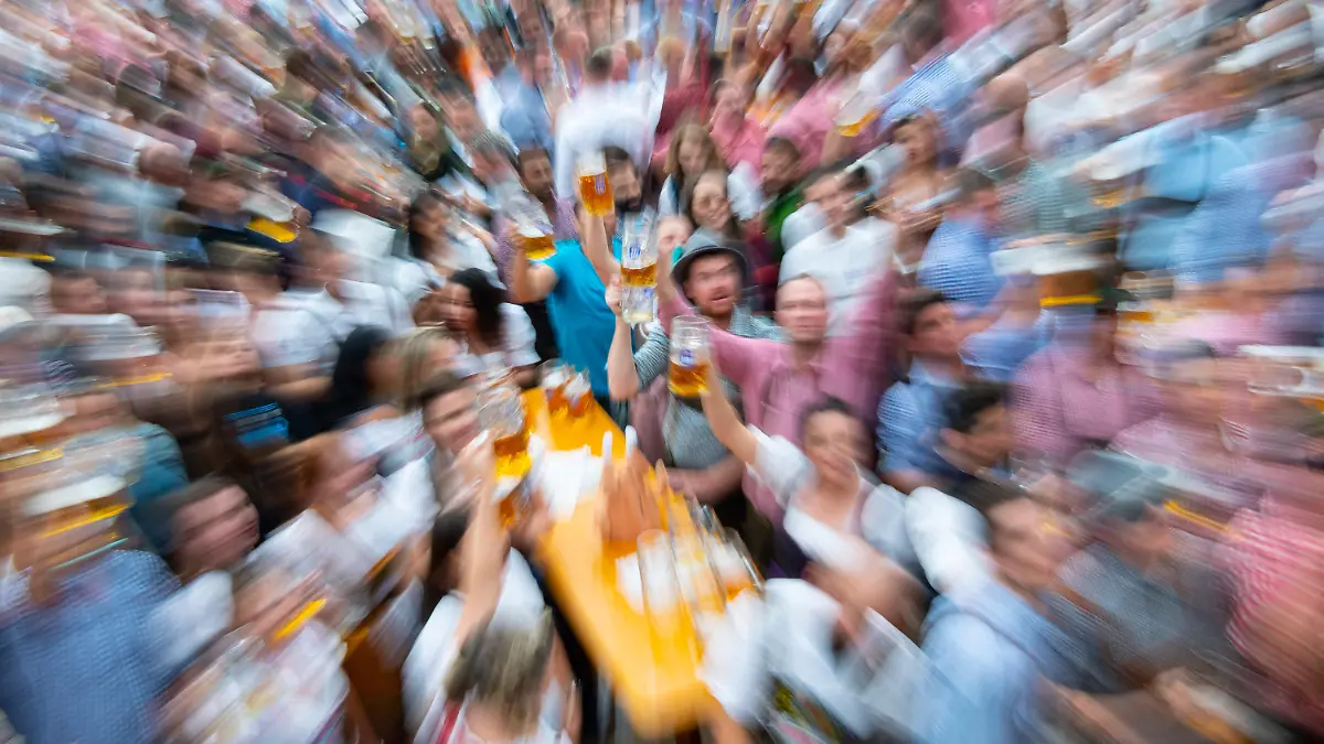 ARCHIV - 21.09.2019, Bayern, München: Auftakt zum Oktoberfest. Wiesnbesucher feiern in einem Festzelt. Das Oktoberfest findet wegen der Corona-Pandemie auch 2021 nicht statt. (zu dpa "Kreise: Oktoberfest auch 2021 wegen Corona abgesagt") Foto: Sven Hoppe/dpa +++ dpa-Bildfunk +++