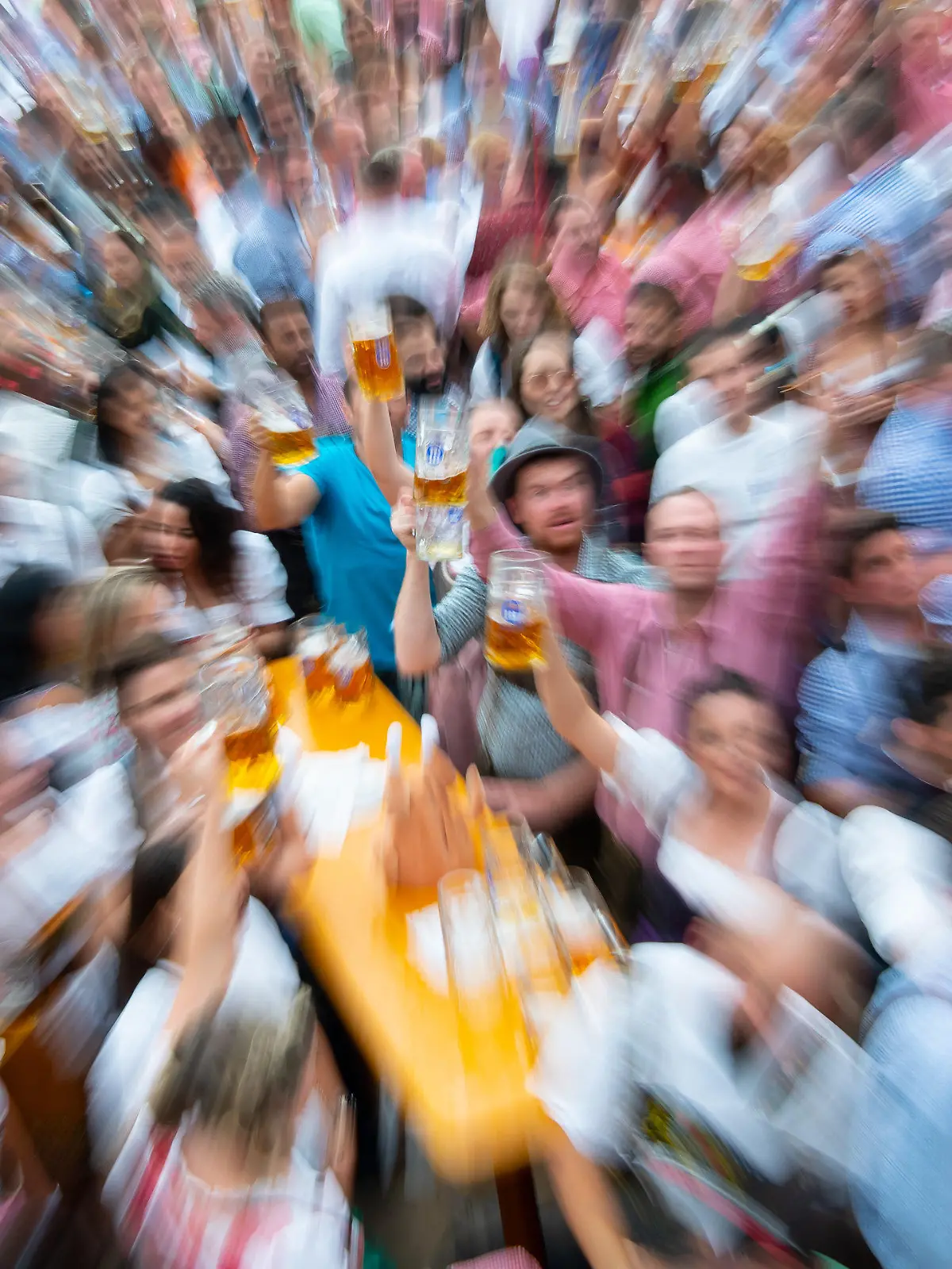 ARCHIV - 21.09.2019, Bayern, München: Auftakt zum Oktoberfest. Wiesnbesucher feiern in einem Festzelt. Das Oktoberfest findet wegen der Corona-Pandemie auch 2021 nicht statt. (zu dpa "Kreise: Oktoberfest auch 2021 wegen Corona abgesagt") Foto: Sven Hoppe/dpa +++ dpa-Bildfunk +++