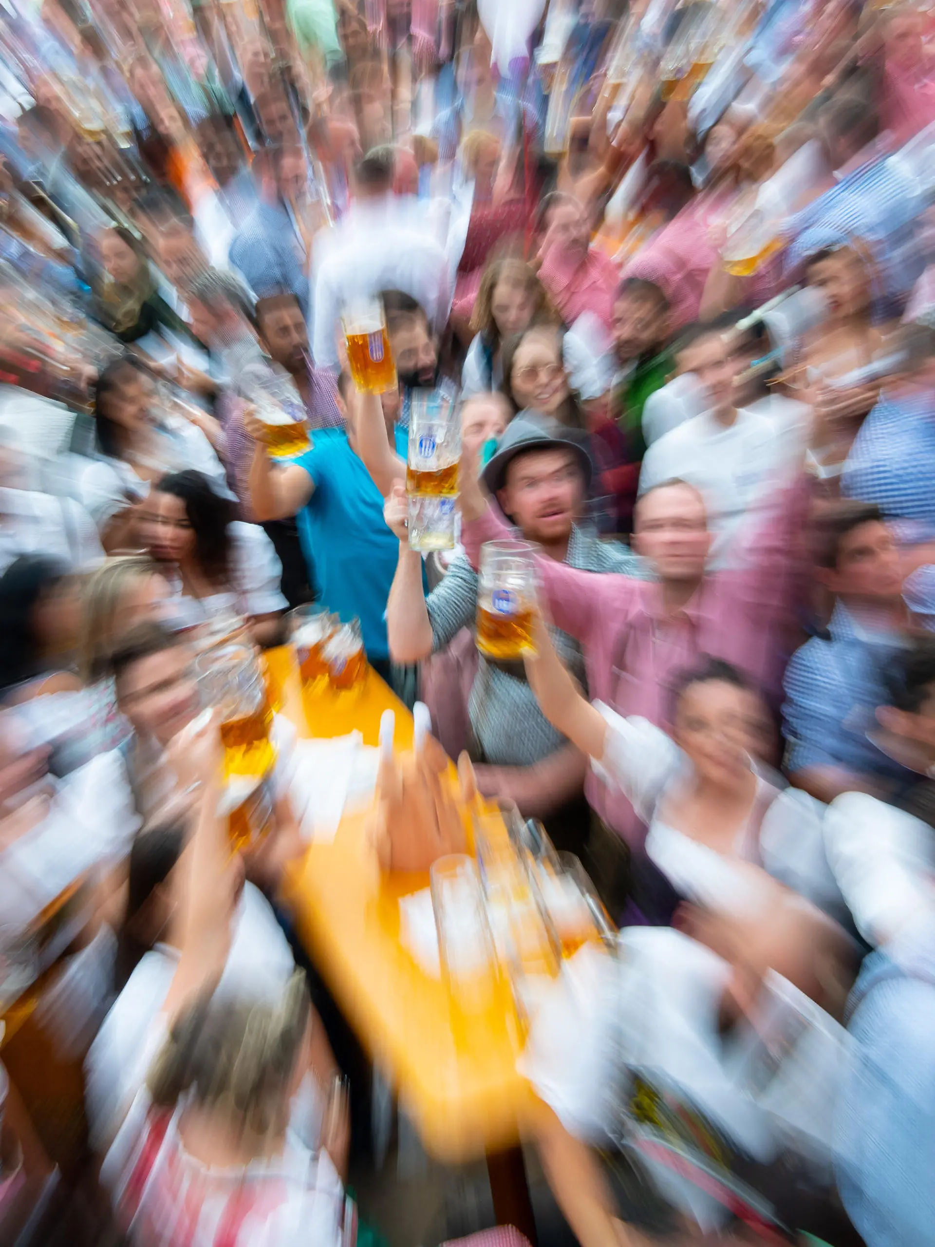 ARCHIV - 21.09.2019, Bayern, München: Auftakt zum Oktoberfest. Wiesnbesucher feiern in einem Festzelt. Das Oktoberfest findet wegen der Corona-Pandemie auch 2021 nicht statt. (zu dpa "Kreise: Oktoberfest auch 2021 wegen Corona abgesagt") Foto: Sven Hoppe/dpa +++ dpa-Bildfunk +++