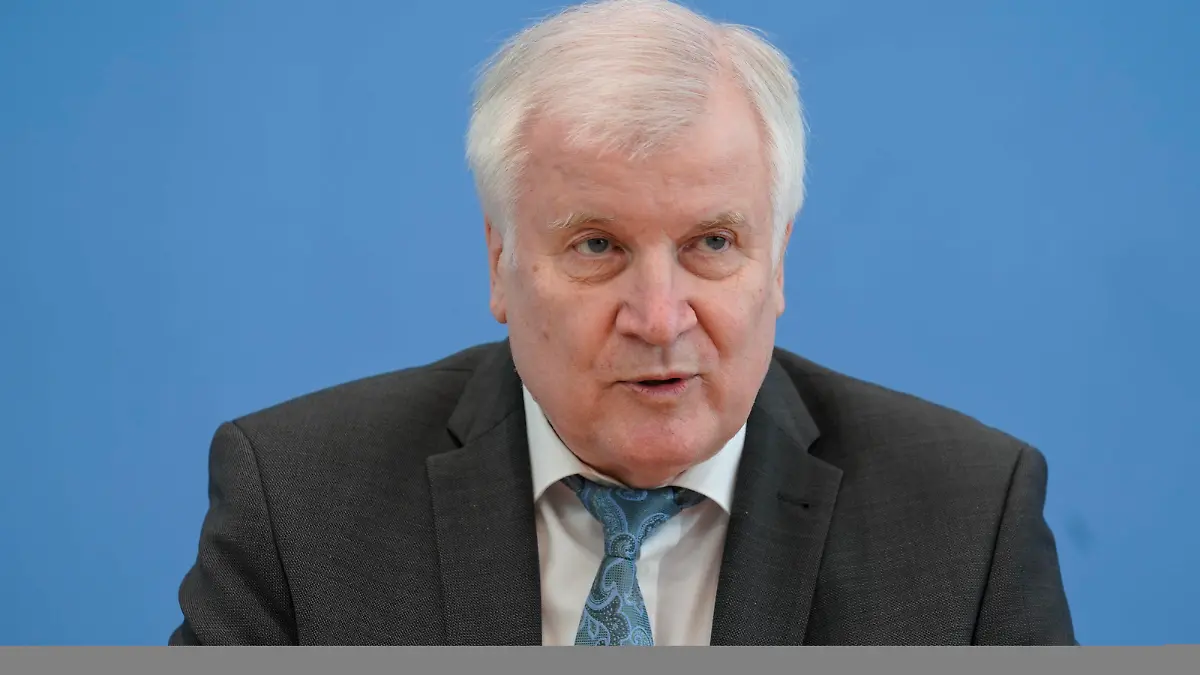 Vorstellung Fallzahlen Politische Motivierte Kriminalitaet 2020 Aktuell,04.05.2021,Berlin,Horst Seehofer der Innenminister Bundesminister des Innern, fuer Bau und Heimat im Portrait bei der Bundespressekonferenz zum Thema Vorstellung Fallzahlen Politische Motivierte Kriminalitaet 2020 Berlin Berlin Deutschland *** Presentation of case numbers Politically Motivated Crime 2020 News,04 05 2021,Berlin,Horst Seehofer the Minister of the Interior Federal Minister of the Interior, for Construction and Homeland in the portrait at the Federal Press Conference on the topic Presentation of case numbers Politically Motivated Crime 2020 Berlin Berlin Germany 