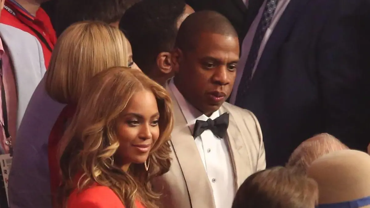 May 2, 2015 - Las Vegas, Nevada, U.S. - JAY-Z and BEYONCE ringside to watch as F. Mayweather battle M. Pacquiao at the MGM Grand Garden Arena. Las Vegas U.S. PUBLICATIONxINxGERxSUIxAUTxONLY - ZUMAd83_
May 2 2015 Las Vegas Nevada U S Jay Z and Beyonce ringside to Watch As F Mayweather Battle M Pacquiao AT The MGM Grand Garden Arena Las Vegas U S PUBLICATIONxINxGERxSUIxAUTxONLY ZUMAd83_