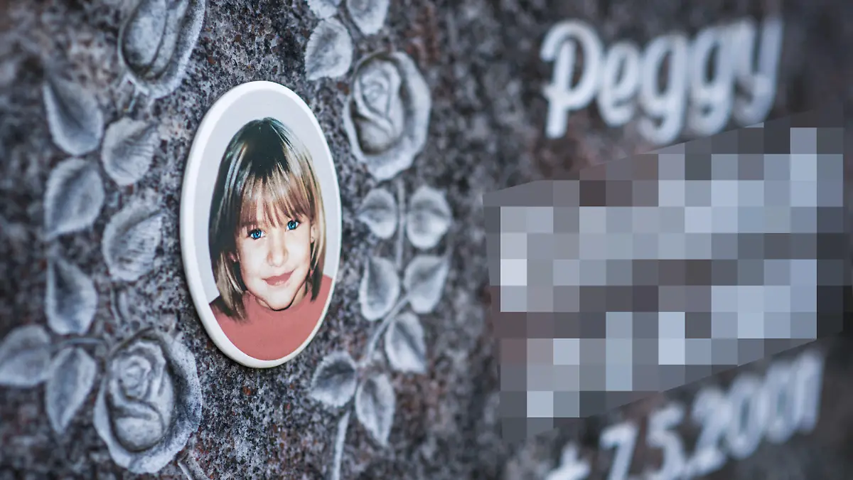 ARCHIV - 25.04.2013, Bayern, Nordhalben: Ein Gedenkstein mit dem Porträt des Mädchens Peggy auf einem Friedhof. Am 7. Mai 2001 verschwand die damals neunjährige Schülerin aus Lichtenberg (Landkreis Hof).     (zu dpa "20 Jahre Fall Peggy: Kann der «Cold Case» jemals gelöst werden?") Foto: David-Wolfgang Ebener/dpa +++ dpa-Bildfunk +++