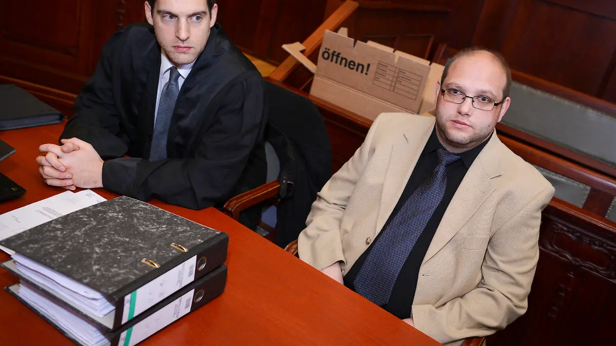 dpatopbilder - Der als Peggys Mörder verurteilte Ulvi K. (r) sitzt am 10.04.2014 vor Beginn des Wiederaufnahmeverfahrens vor dem Landgericht Bayreuth (Bayern) neben seinem Rechtsanwalt Michael Euler. 2004 wurde Ulvi K. in einem Indizienprozess wegen Mordes an der seit 2001 verschwundenen Peggy verurteilt. Foto: David Ebener/dpa +++(c) dpa - Bildfunk+++