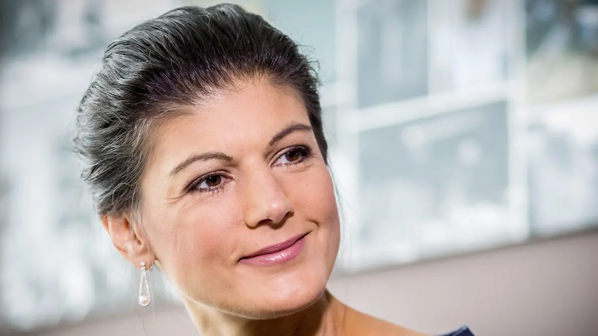 ARCHIV - Sahra Wagenknecht, Fraktionsvorsitzende der Linken im Deutschen Bundestag, aufgenommen am 14.07.2017 in Berlin.   (zu dpa: "Studie: Attraktive Politiker haben größeren Wahlerfolg") Foto: Michael Kappeler/dpa +++(c) dpa - Bildfunk+++