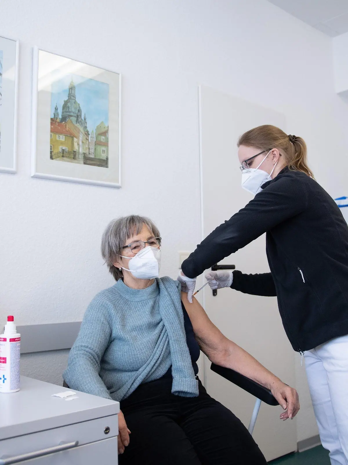 08.04.2021, Sachsen, Dresden: In einer Hausarztpraxis impft Hausärztin Mandy Gottschall (r) die Patientin Hannelore Plötz mit dem Impfstoff von Biontech. Foto: Sebastian Kahnert/dpa-Zentralbild/dpa +++ dpa-Bildfunk +++