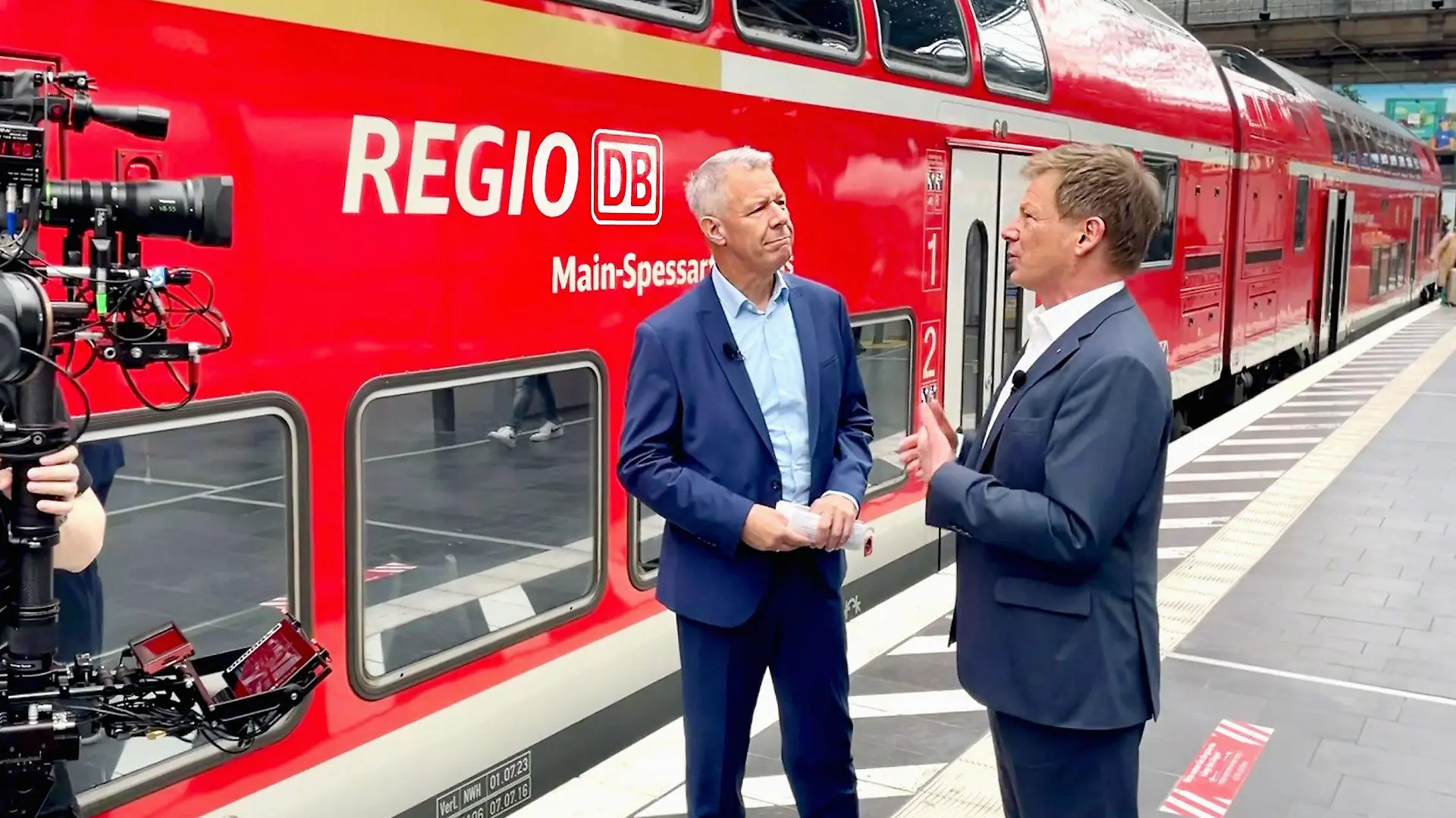 Peter Kloeppel durchleuchtet die Deutsche Bahn und trifft u.a. auf den Vorstandsvorsitzenden der Deutschen Bahn AG, Dr. Richard Lutz (r.)
+++ Die Verwendung des sendungsbezogenen Materials ist nur mit dem Hinweis und Verlinkung auf RTL+ gestattet. +++