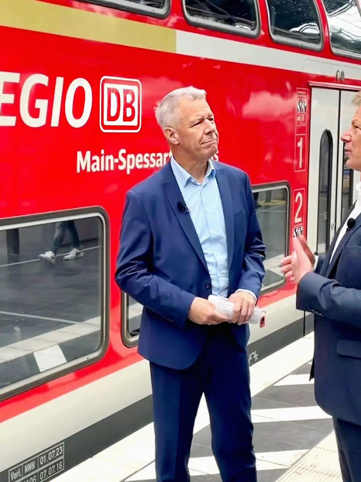 Peter Kloeppel durchleuchtet die Deutsche Bahn und trifft u.a. auf den Vorstandsvorsitzenden der Deutschen Bahn AG, Dr. Richard Lutz (r.)

+++ Die Verwendung des sendungsbezogenen Materials ist nur mit dem Hinweis und Verlinkung auf RTL+ gestattet. +++