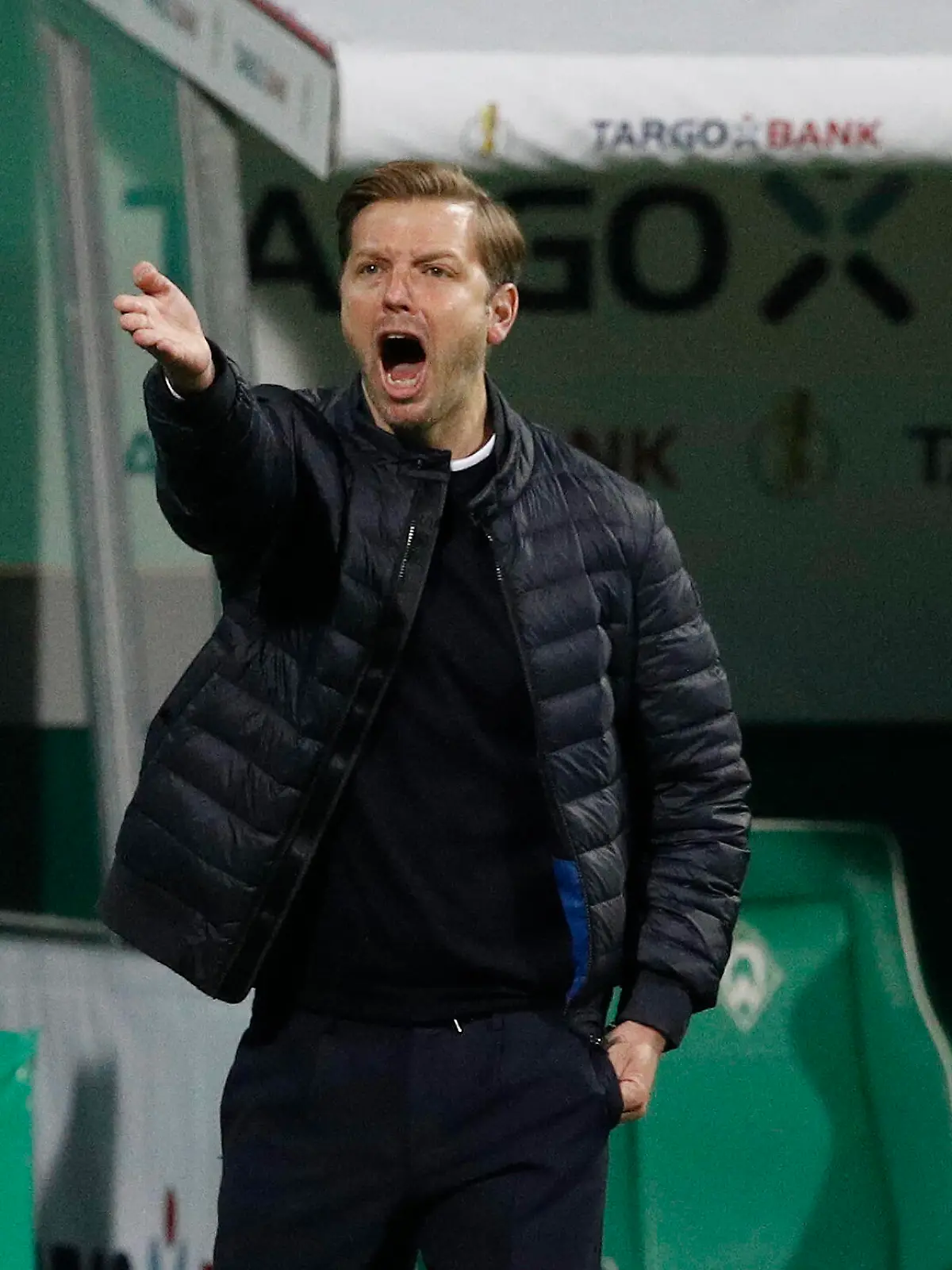 30.04.2021, wohninvest WESERSTADION, Bremen, GER, DFB POKAL, Achtelfinale, SV Werder Bremen vs RB Leipzig, im Bild Florian Kohfeldt Trainer, Bremen gibt lautstark Anweisungen Wichtiger Hinweis: Der DFB untersagt die Verwendung von Sequenzbildern im Internet und in Online-Medien waehrend des Spiels einschließlich Halbzeit. Sperrfrist Der DFB erlaubt die Publikation und Weiterverwertung der Bilder auf mobilfunkfaehigen Endgeraeten insbesondere MMS und ueber DVB-H und DMB erst nach Spielende. SV Werder Bremen vs RB Leipzig *** 30 04 2021, wohninvest WESERSTADION, Bremen, GER, DFB POKAL, Round of 16, SV Werder Bremen vs RB Leipzig, pictured Florian Kohfeldt coach, Bremen gives loud instructions Important notice The DFB prohibits the use of sequence pictures on the internet and in online media during the match including half-time blackout period The DFB allows the publication and further use of the pictures on mobile devices, in particular MMS and via DVB H and DMB only after the end of the match SV Werder Bremen vs RB Leipzig 