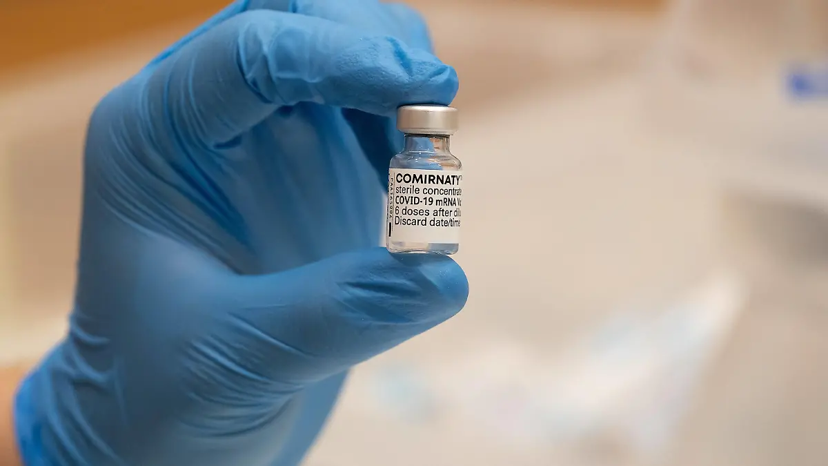 Osnabrück, Deutschland 29. April 2021: Eine Hand mit blauen Sicherheitshandschuhen hält eine Ampulle mit dem Impfstoff Comirnaty BNT162b2, Biontech / Pfizer zur Impfung gegen das Coronavirus. Impfzentrum Schlosswallhalle Niedersachsen *** Osnabrück, Germany 29 April 2021 A hand wearing blue safety gloves holds an ampoule of Comirnaty BNT162b2 vaccine, Biontech Pfizer for vaccination against coronavirus Impfzentrum Schlosswallhalle Niedersachsen Copyright: xFotostandx/xHavergox