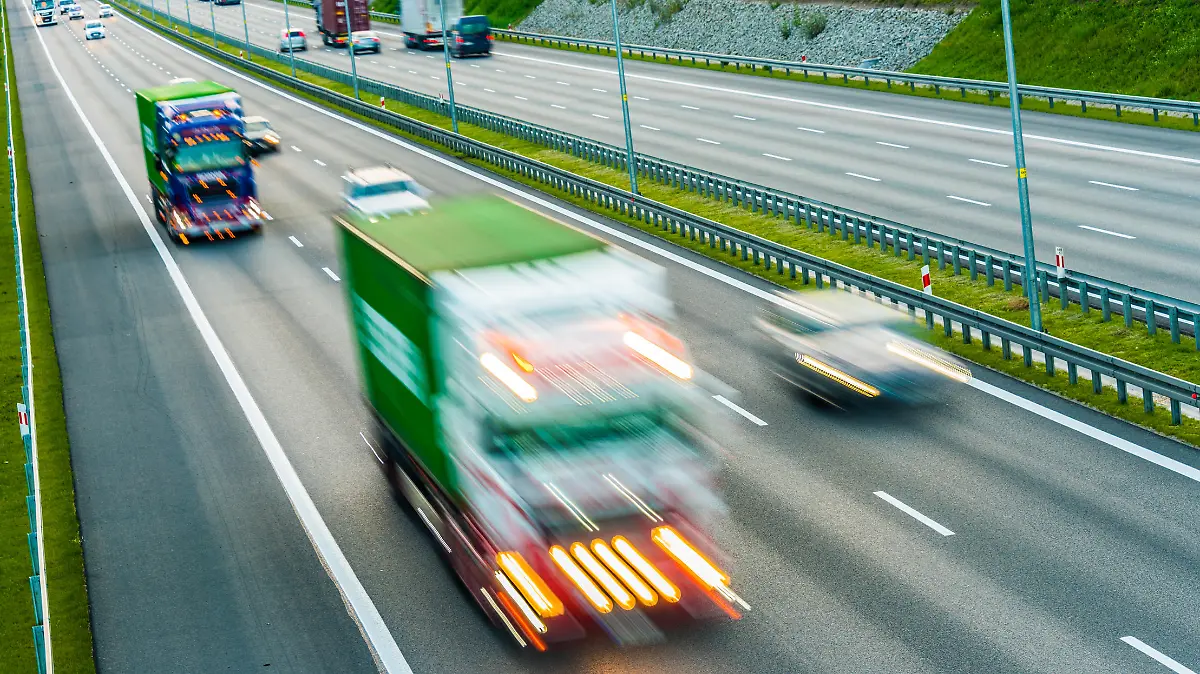 Auto überholt Lkw auf der Autobahn.