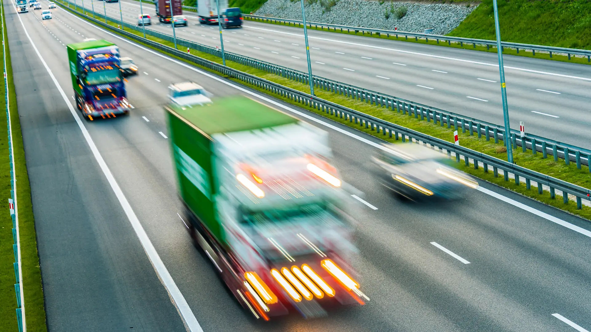 Auto überholt Lkw auf der Autobahn.
