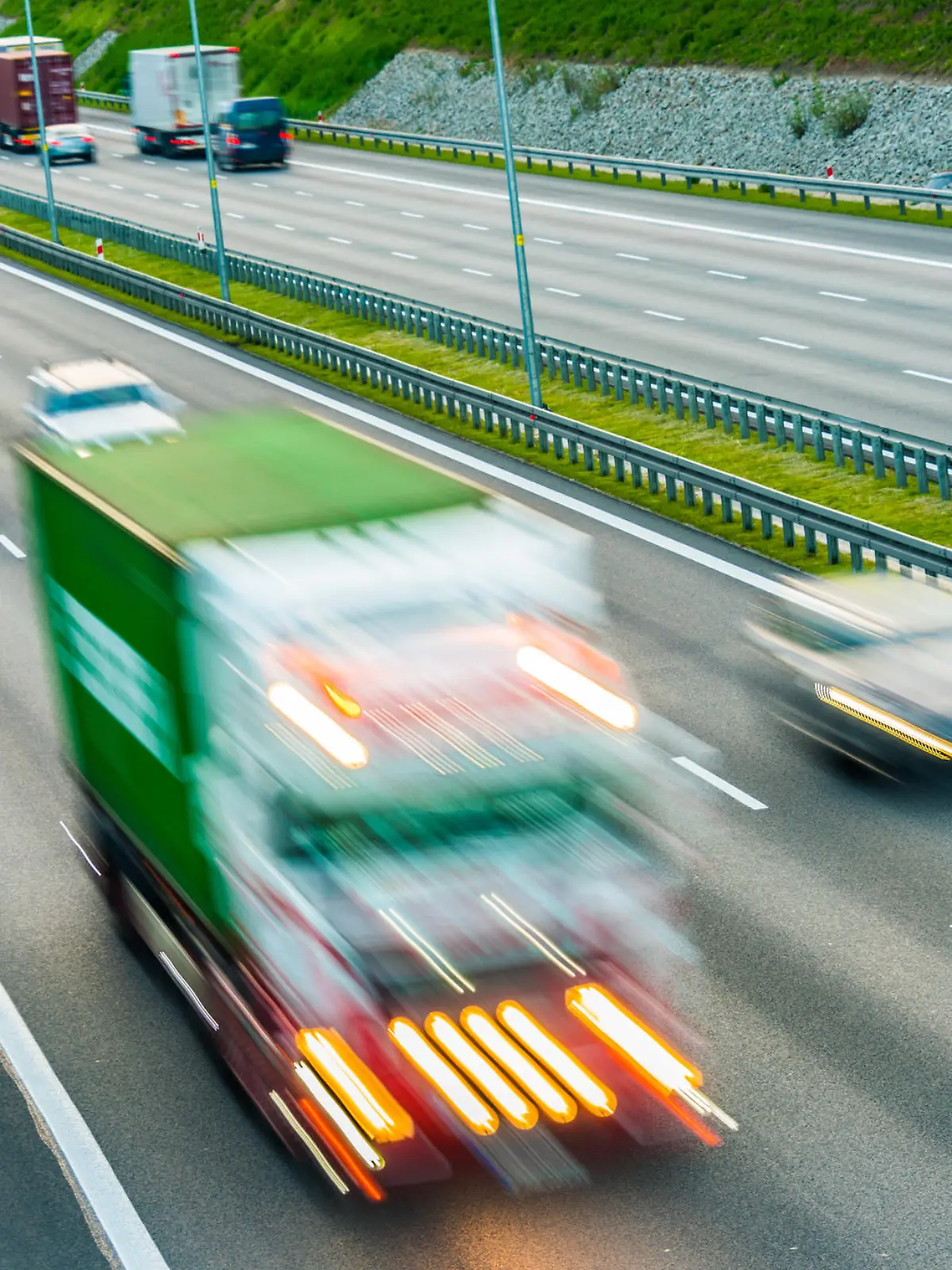 Auto überholt Lkw auf der Autobahn.