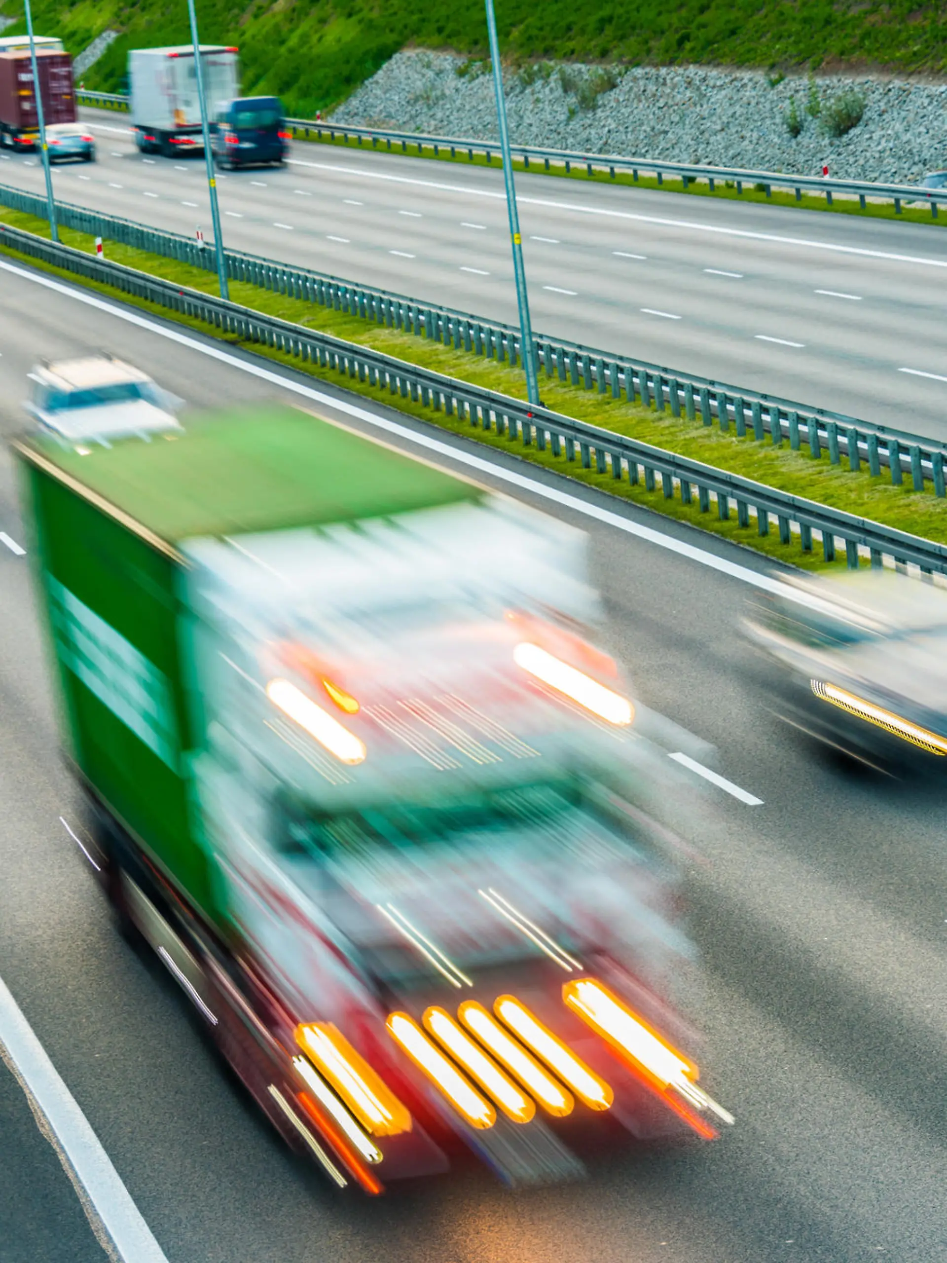 Auto überholt Lkw auf der Autobahn.