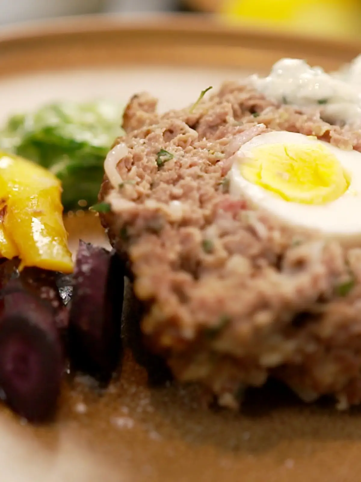  „Falsche Haser” - garniert mit Wurzelgemüse und Gurkensalat.