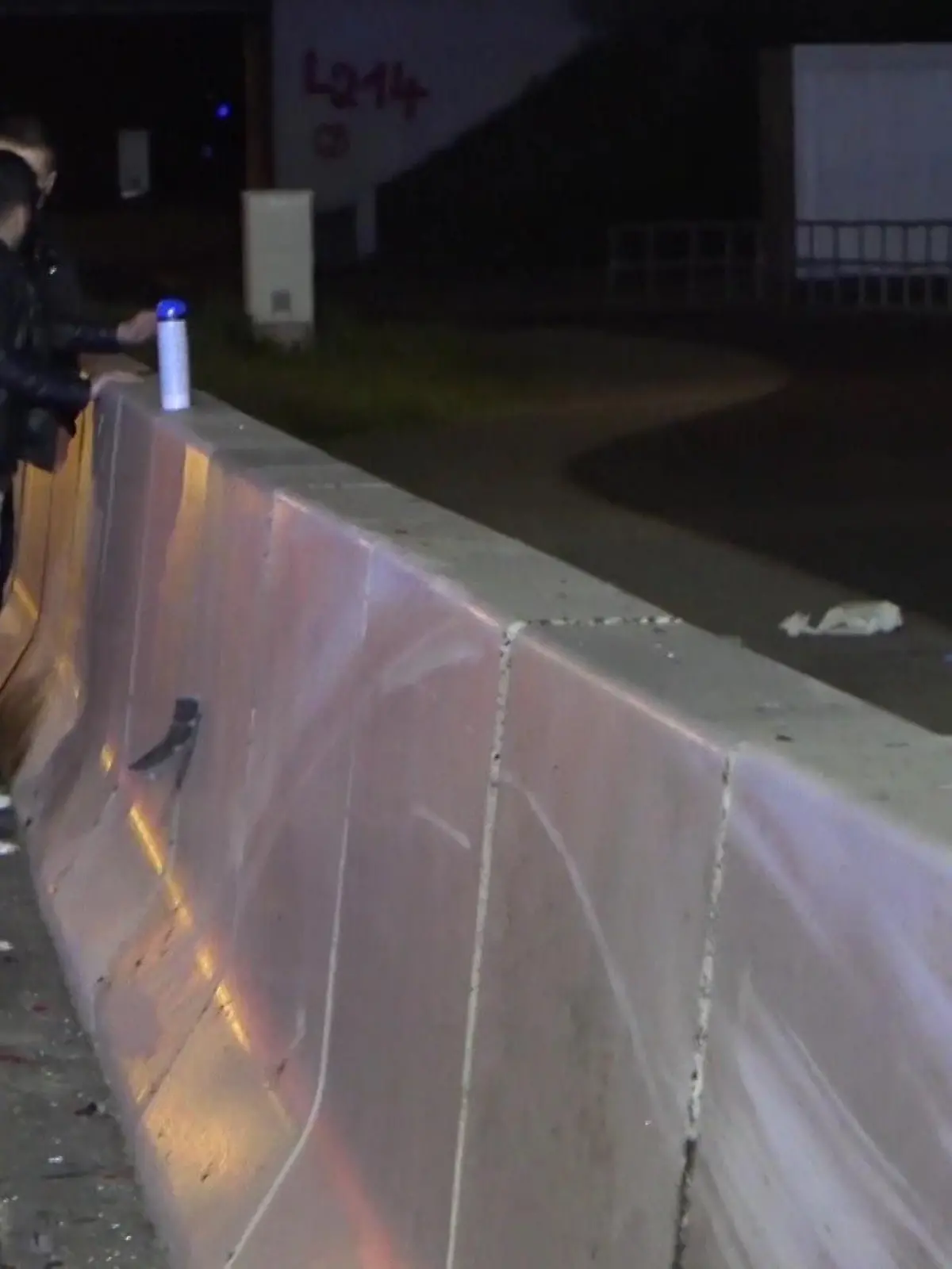 Ein Gaffer auf der A3 bei Frankfurt wurde von der Polizei zur abgedeckten Leiche geführt.