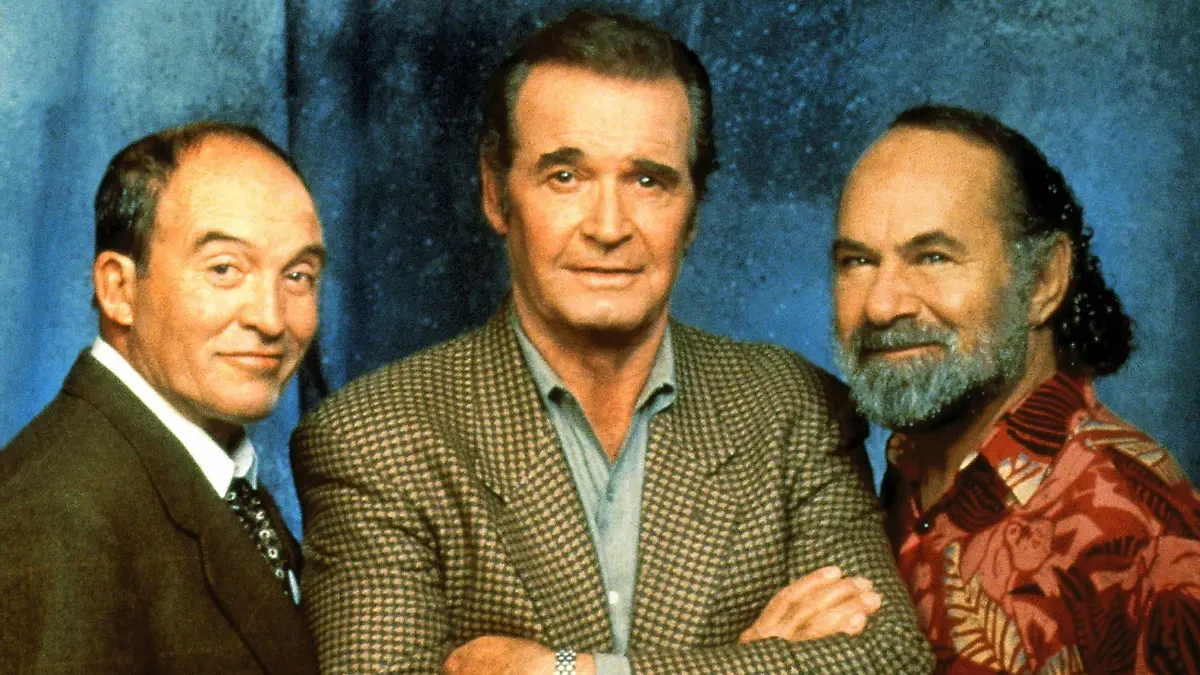 Jim Rockford (James Garner, Mi.), Dennis Becker (Joe Santos, li.) und Evelyn "Angel" Martin (Stuart Margolin).